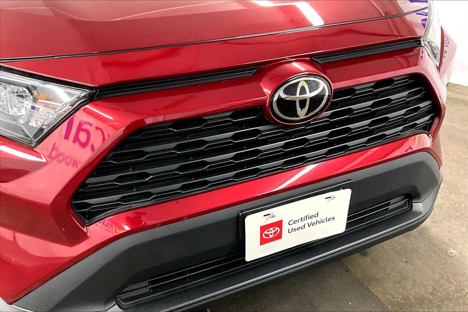 2022 Toyota RAV4 LE - Photo 31