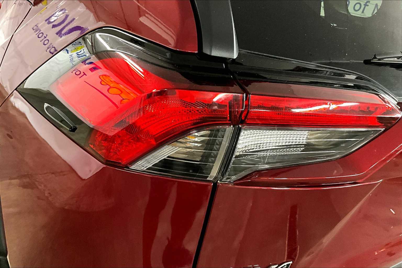2022 Toyota RAV4 LE - Photo 33