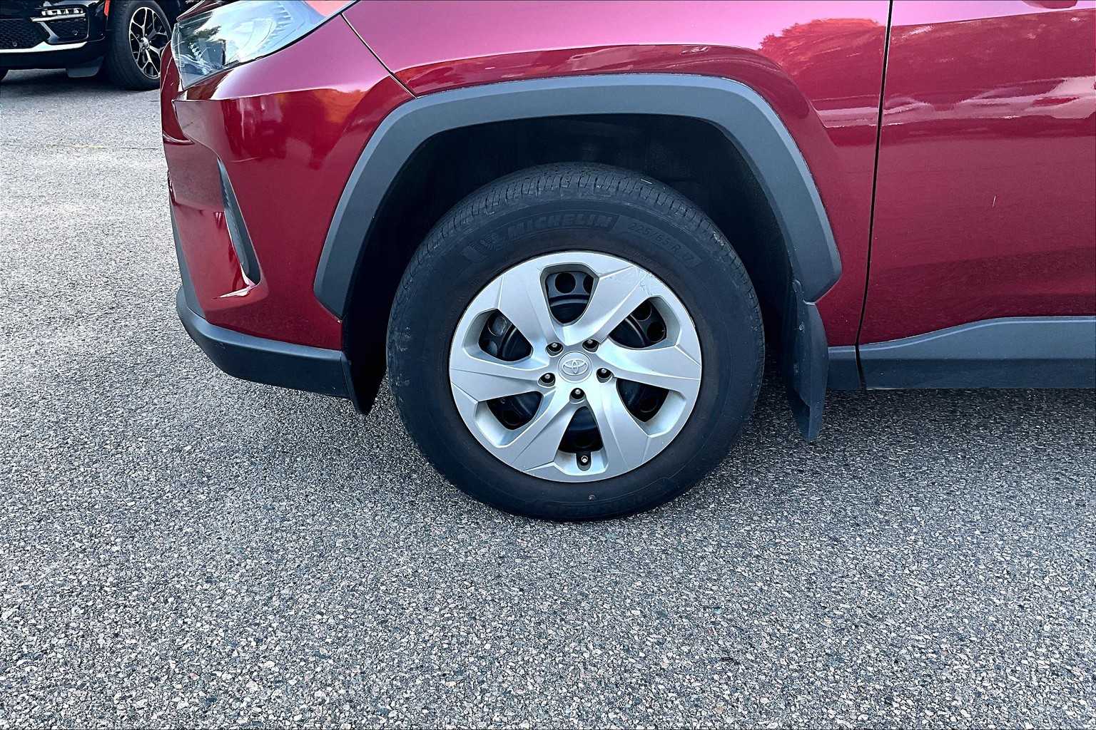 2022 Toyota RAV4 LE - Photo 4