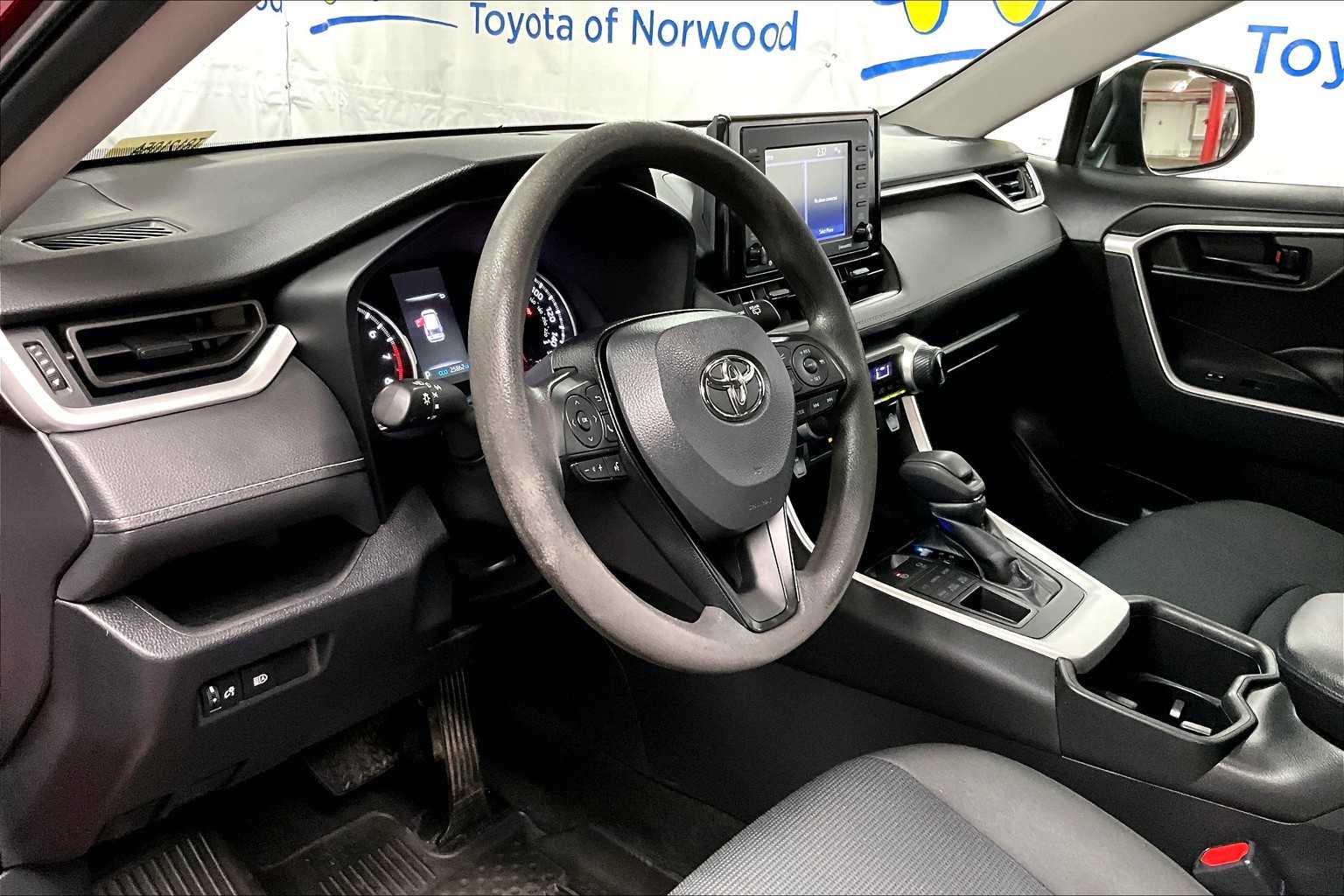 2022 Toyota RAV4 LE - Photo 8
