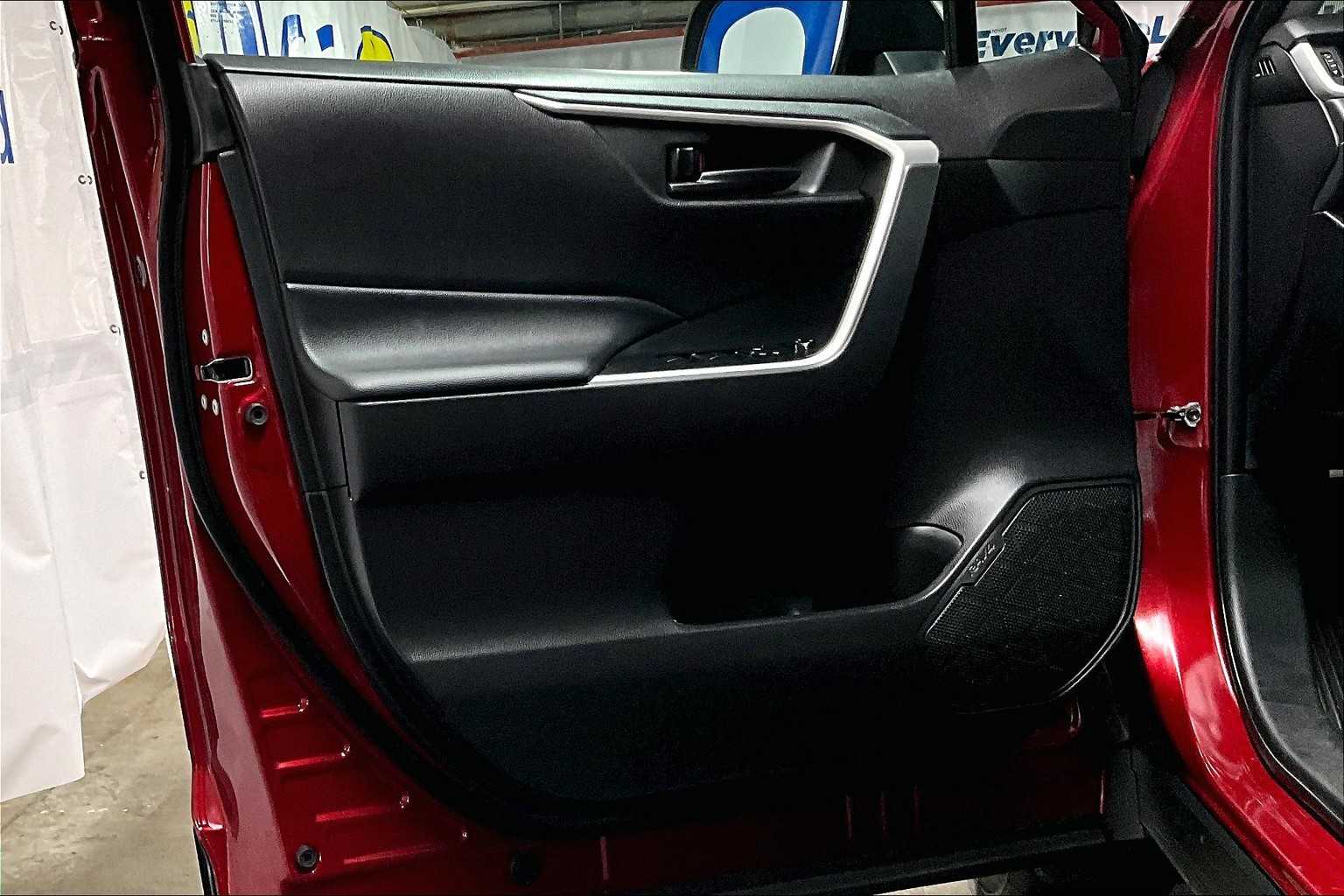 2022 Toyota RAV4 LE - Photo 9