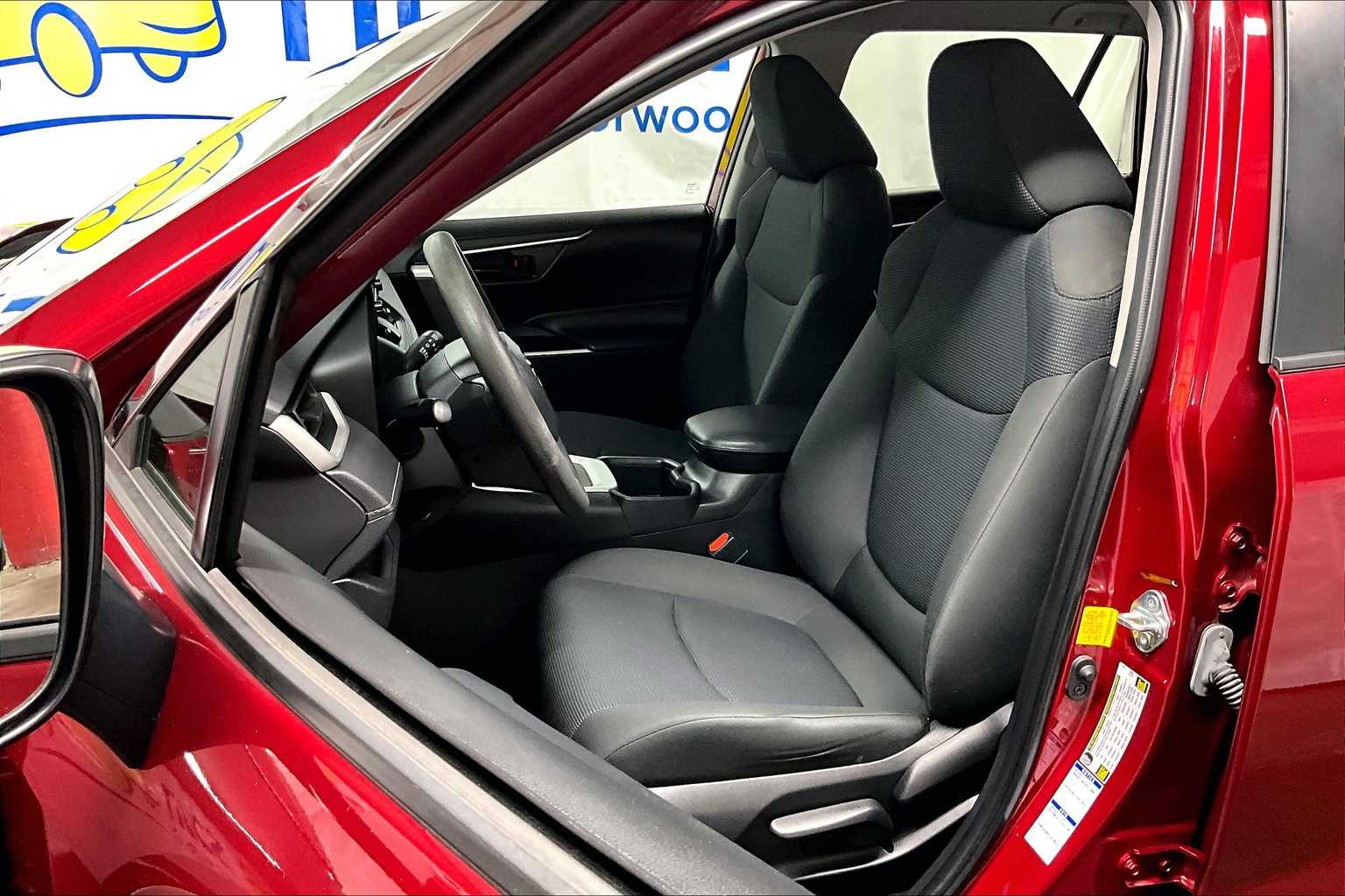 2022 Toyota RAV4 LE - Photo 10