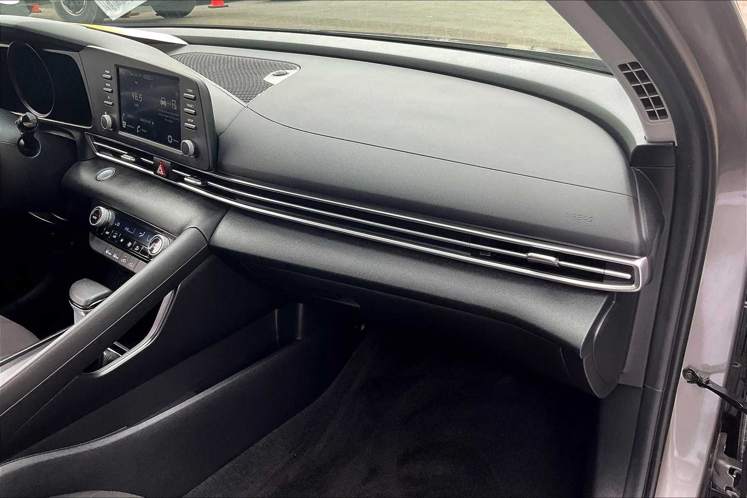 2023 Hyundai Elantra SEL - Photo 13