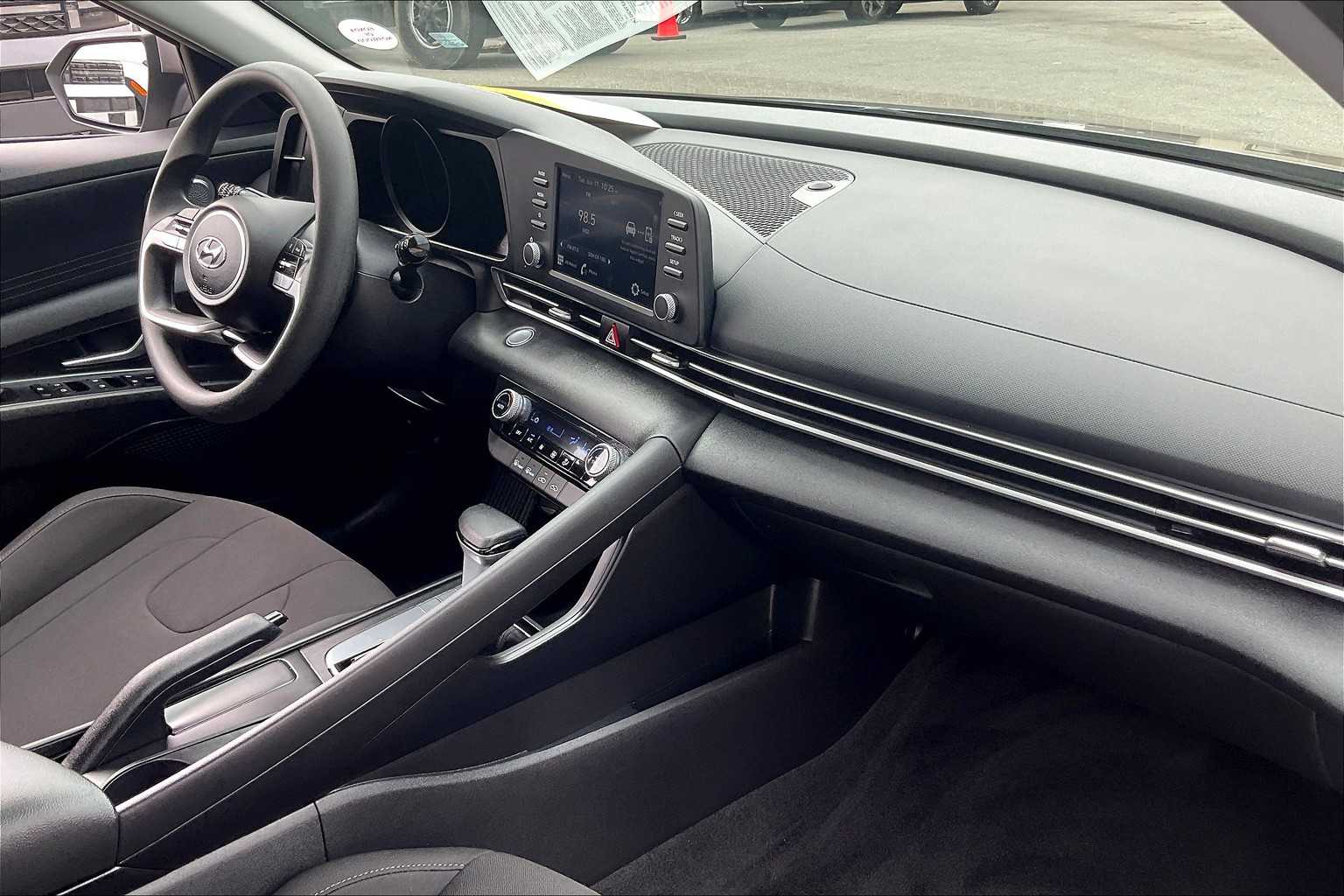 2023 Hyundai Elantra SEL - Photo 14