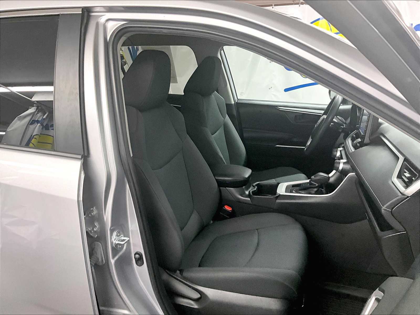 2022 Toyota RAV4 LE - Photo 11