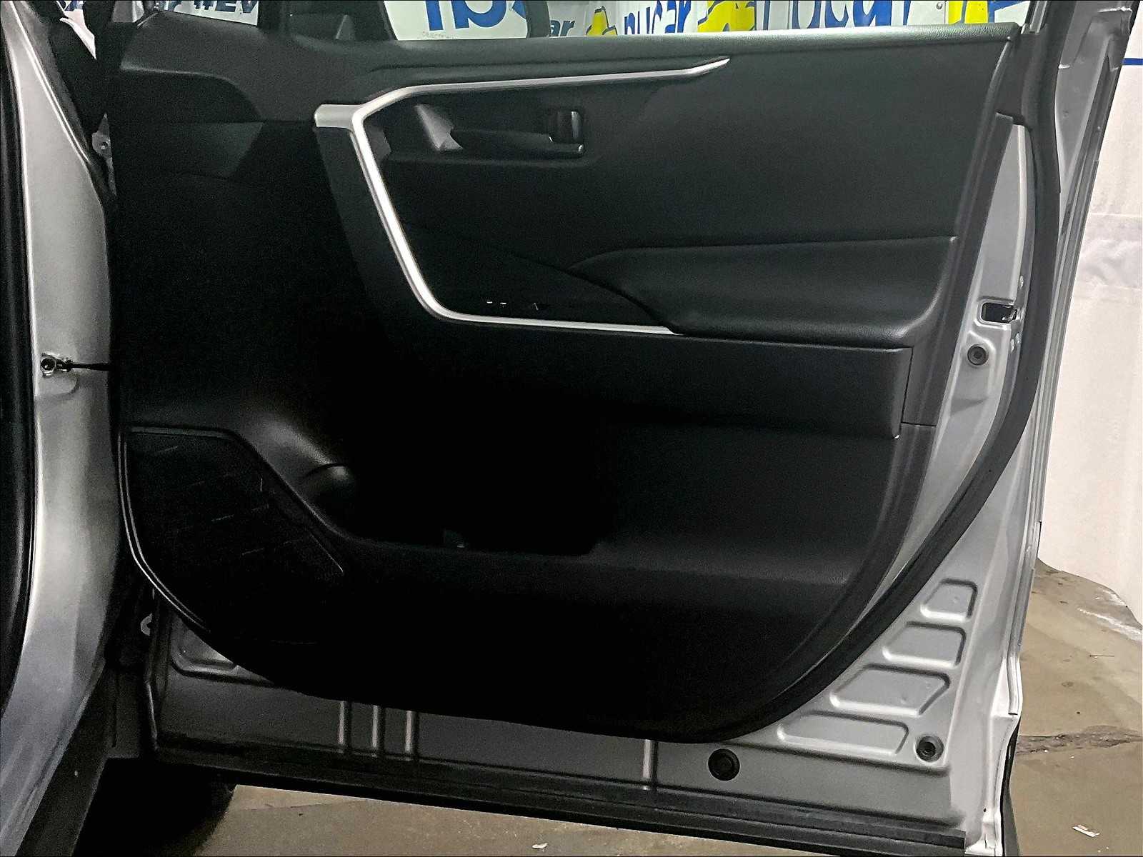 2022 Toyota RAV4 LE - Photo 12