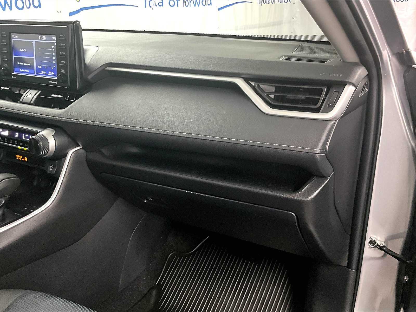 2022 Toyota RAV4 LE - Photo 13