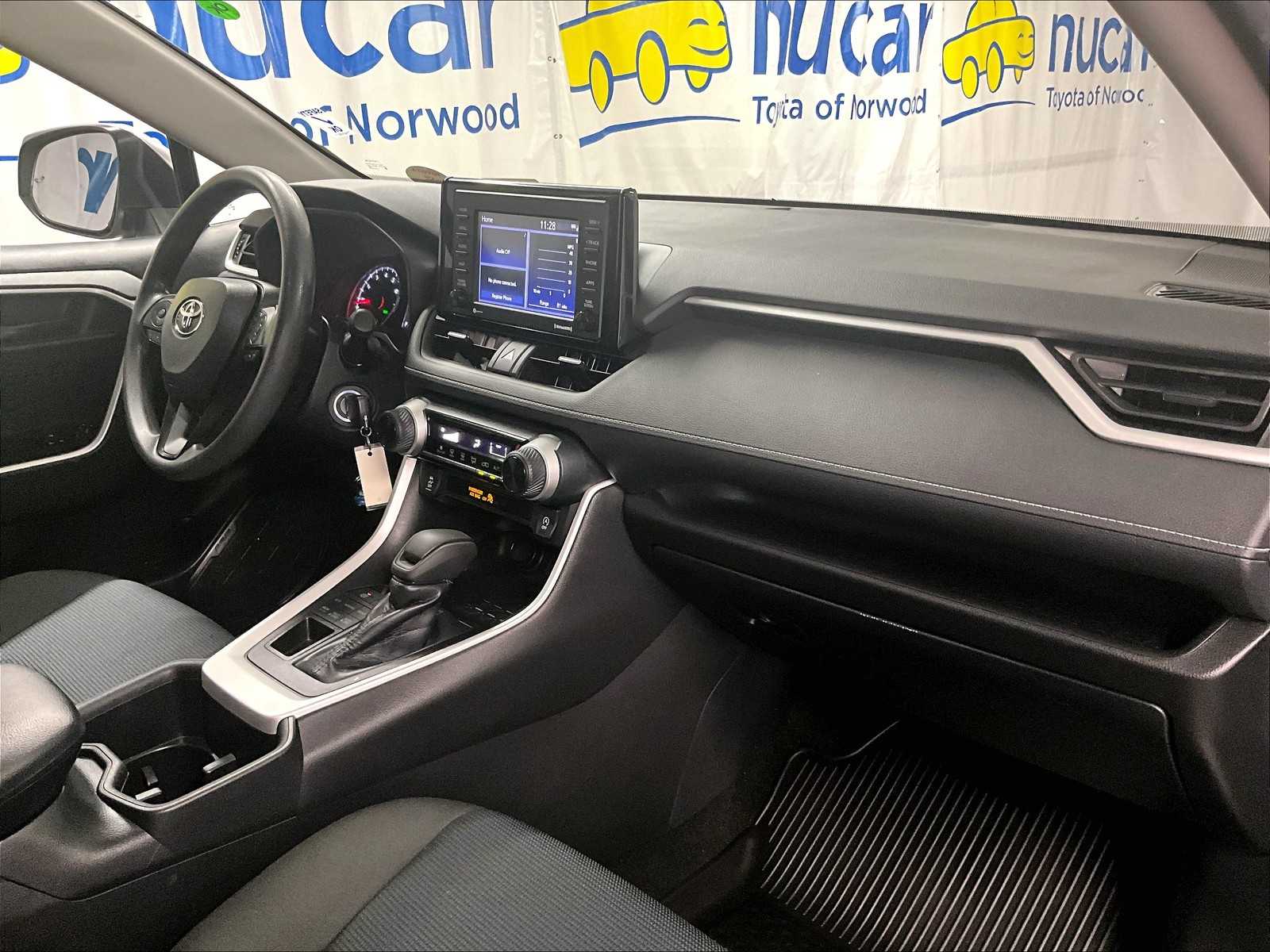 2022 Toyota RAV4 LE - Photo 14