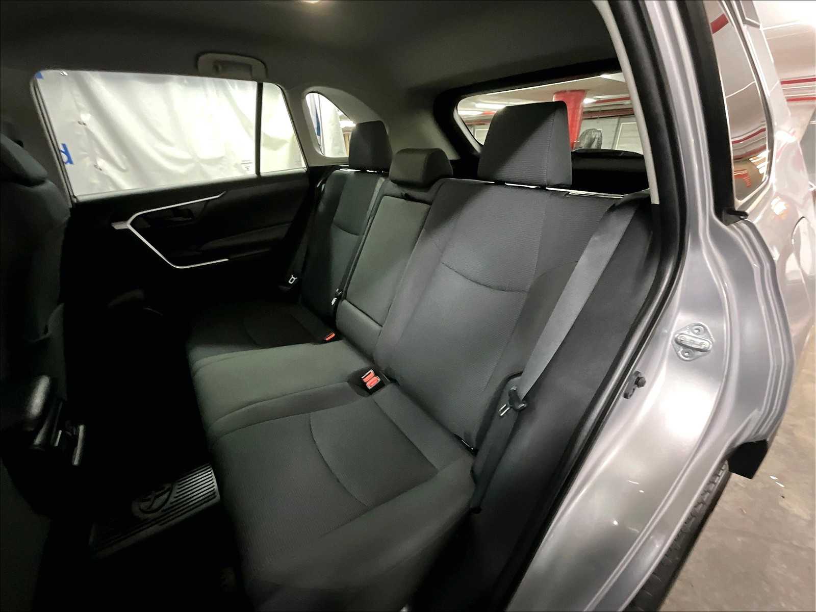2022 Toyota RAV4 LE - Photo 15