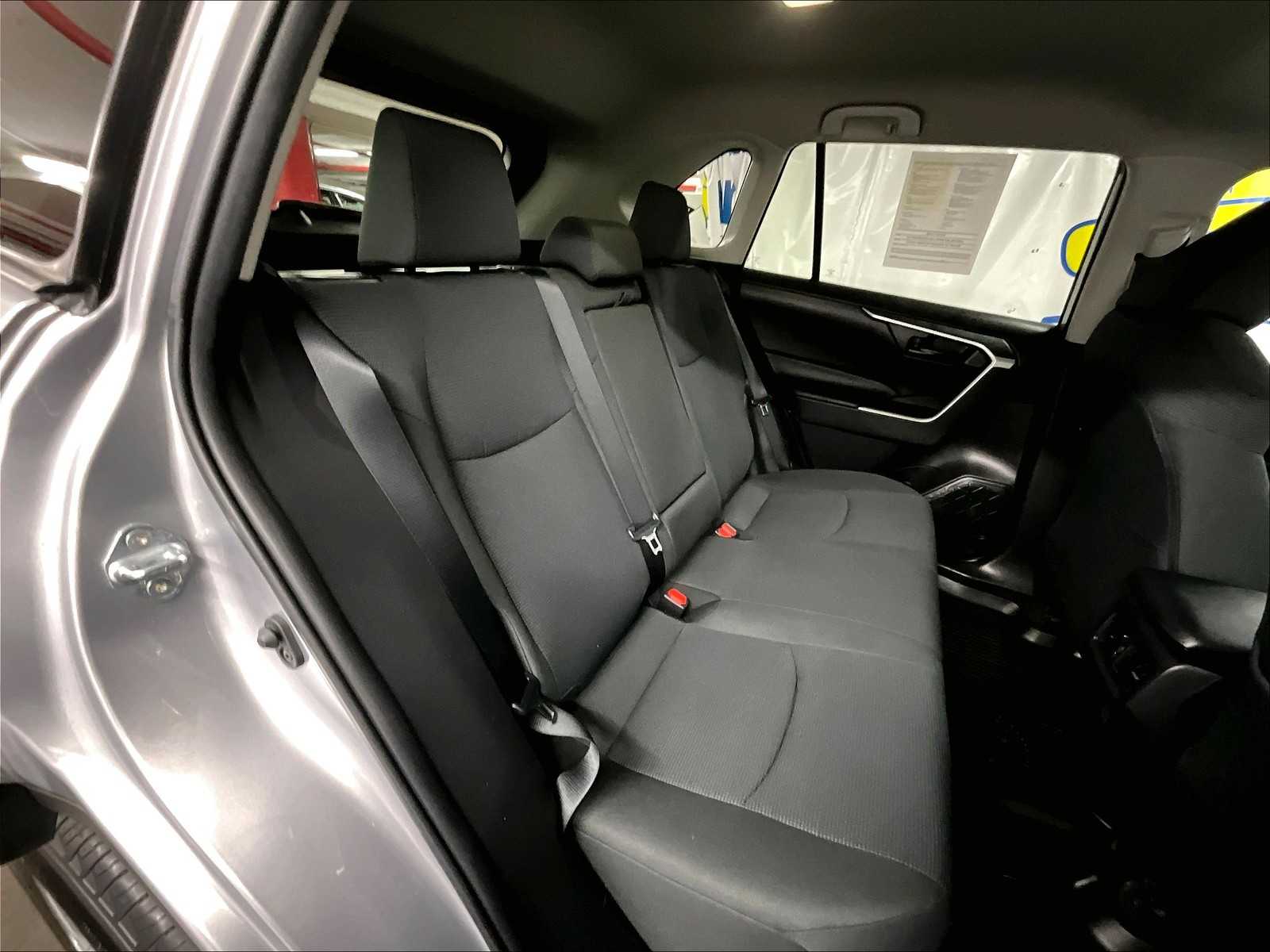 2022 Toyota RAV4 LE - Photo 16