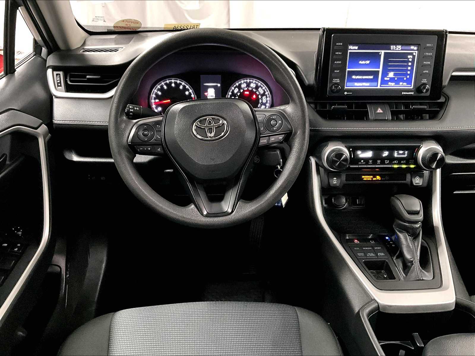 2022 Toyota RAV4 LE - Photo 17