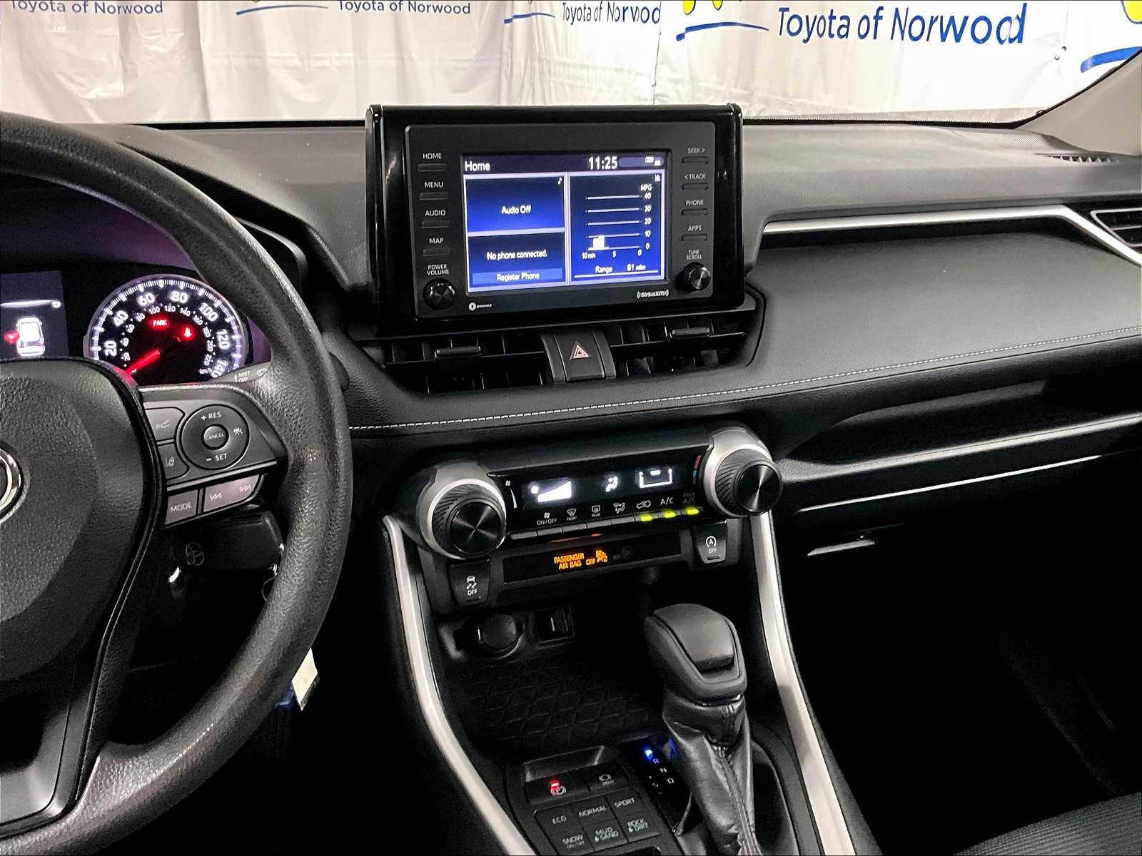 2022 Toyota RAV4 LE - Photo 18