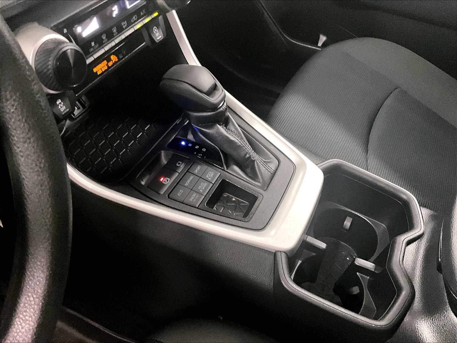 2022 Toyota RAV4 LE - Photo 20