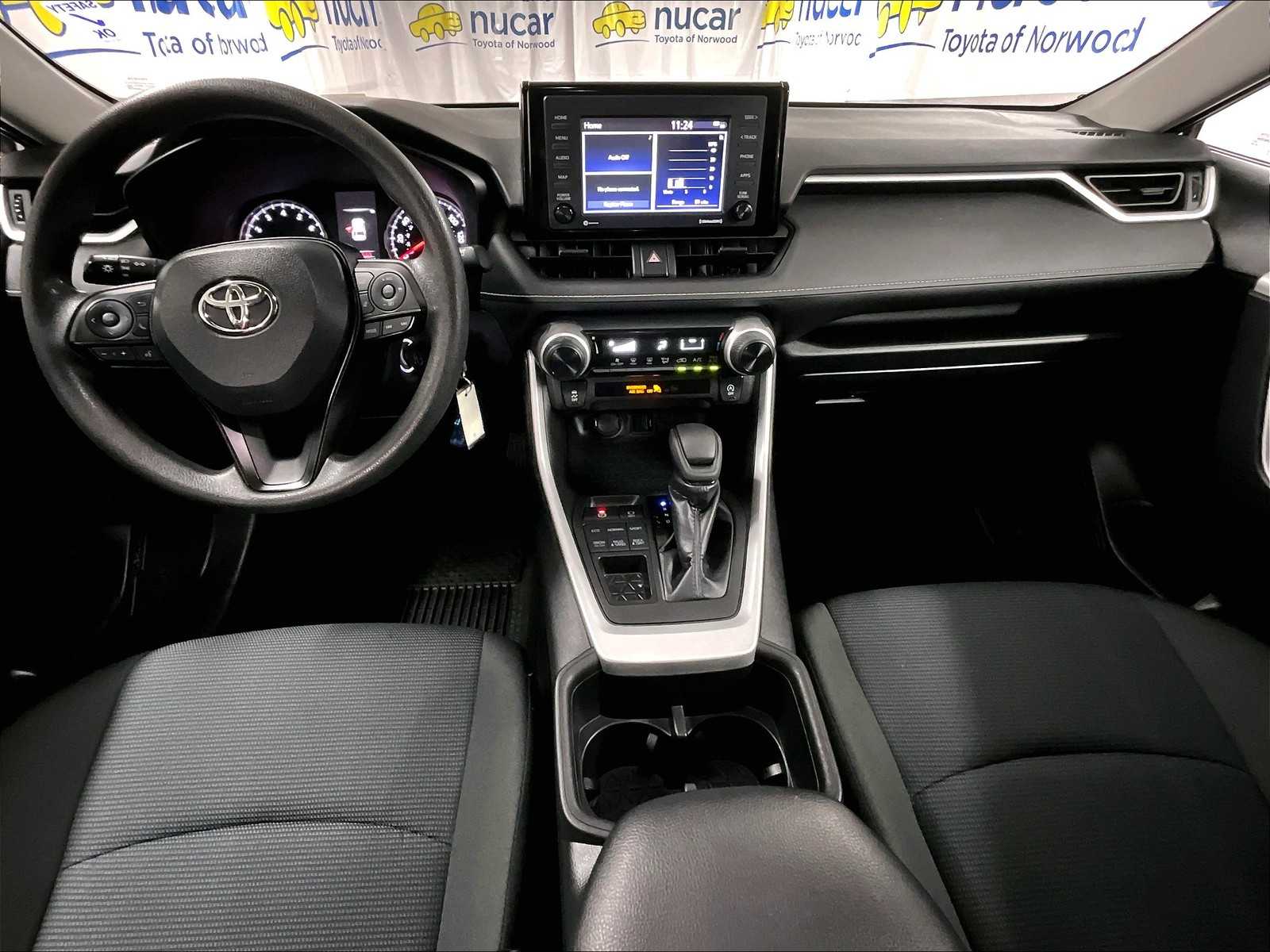 2022 Toyota RAV4 LE - Photo 21