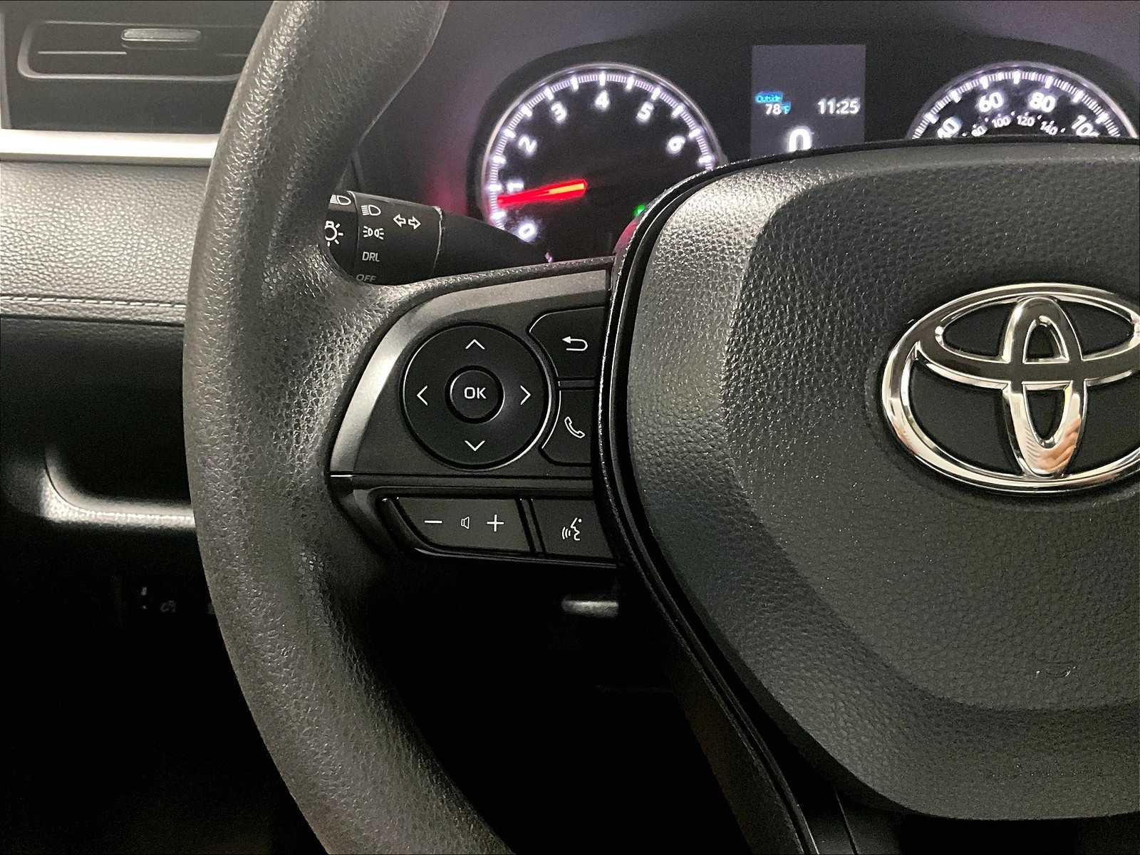 2022 Toyota RAV4 LE - Photo 22
