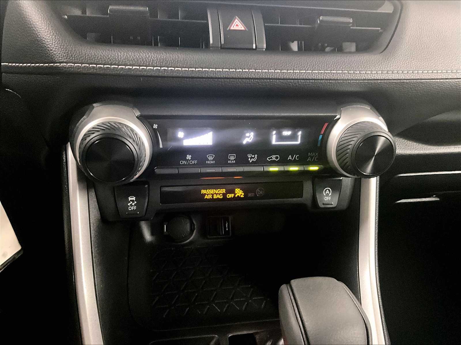 2022 Toyota RAV4 LE - Photo 25