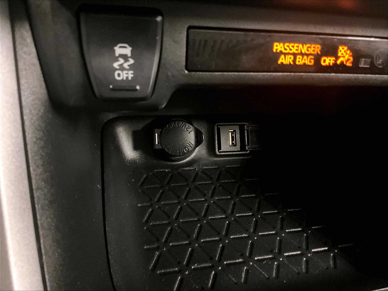 2022 Toyota RAV4 LE - Photo 26