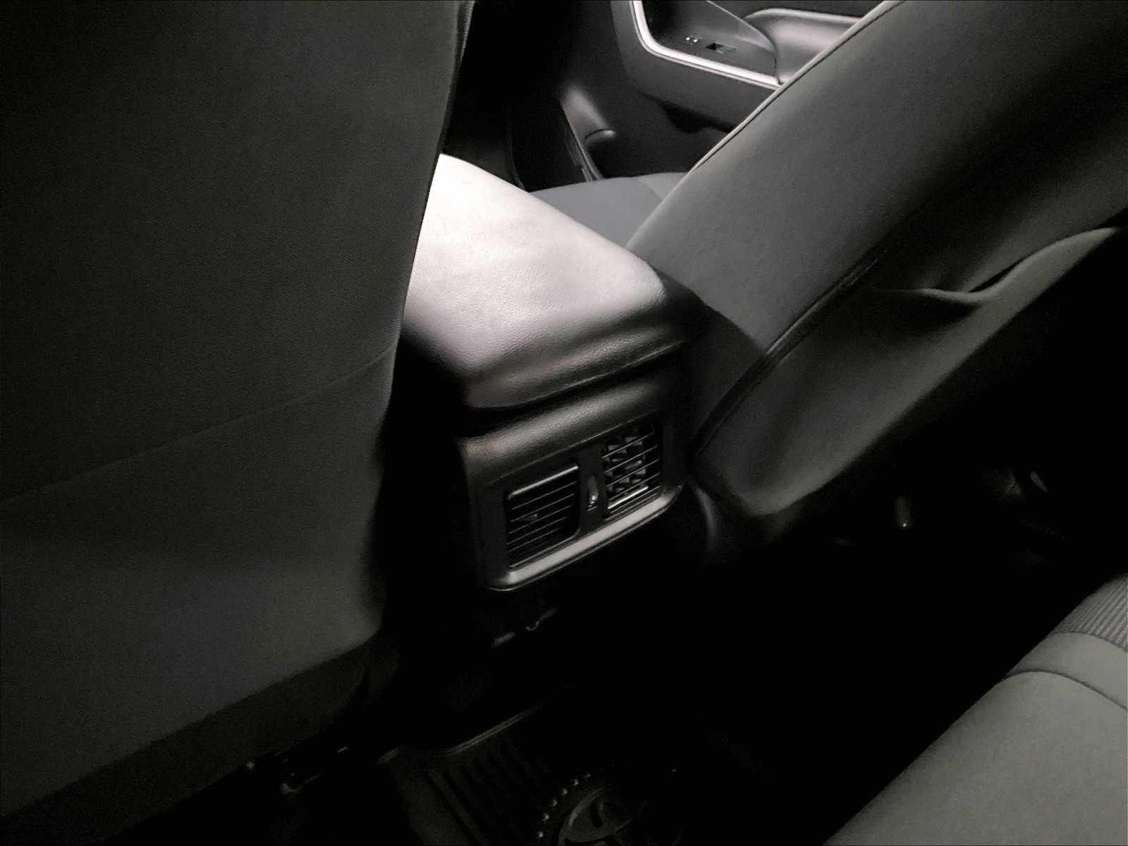 2022 Toyota RAV4 LE - Photo 27