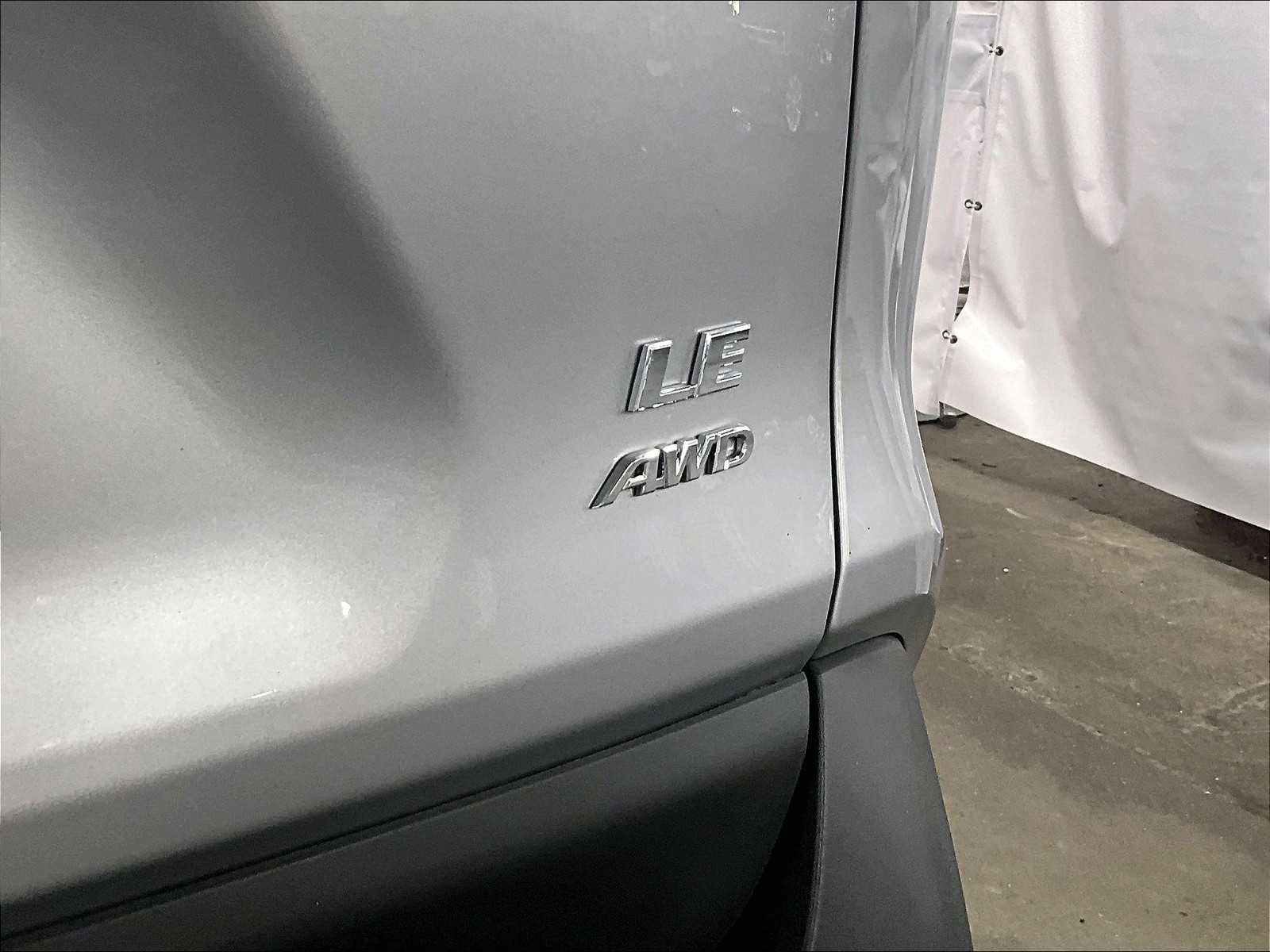 2022 Toyota RAV4 LE - Photo 28