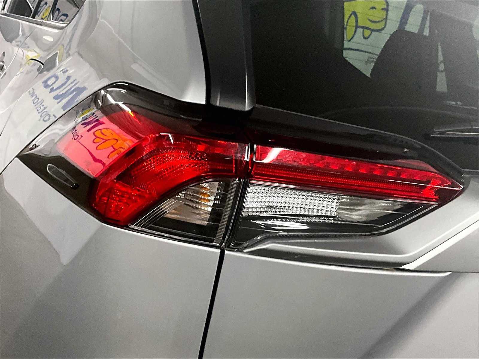 2022 Toyota RAV4 LE - Photo 33