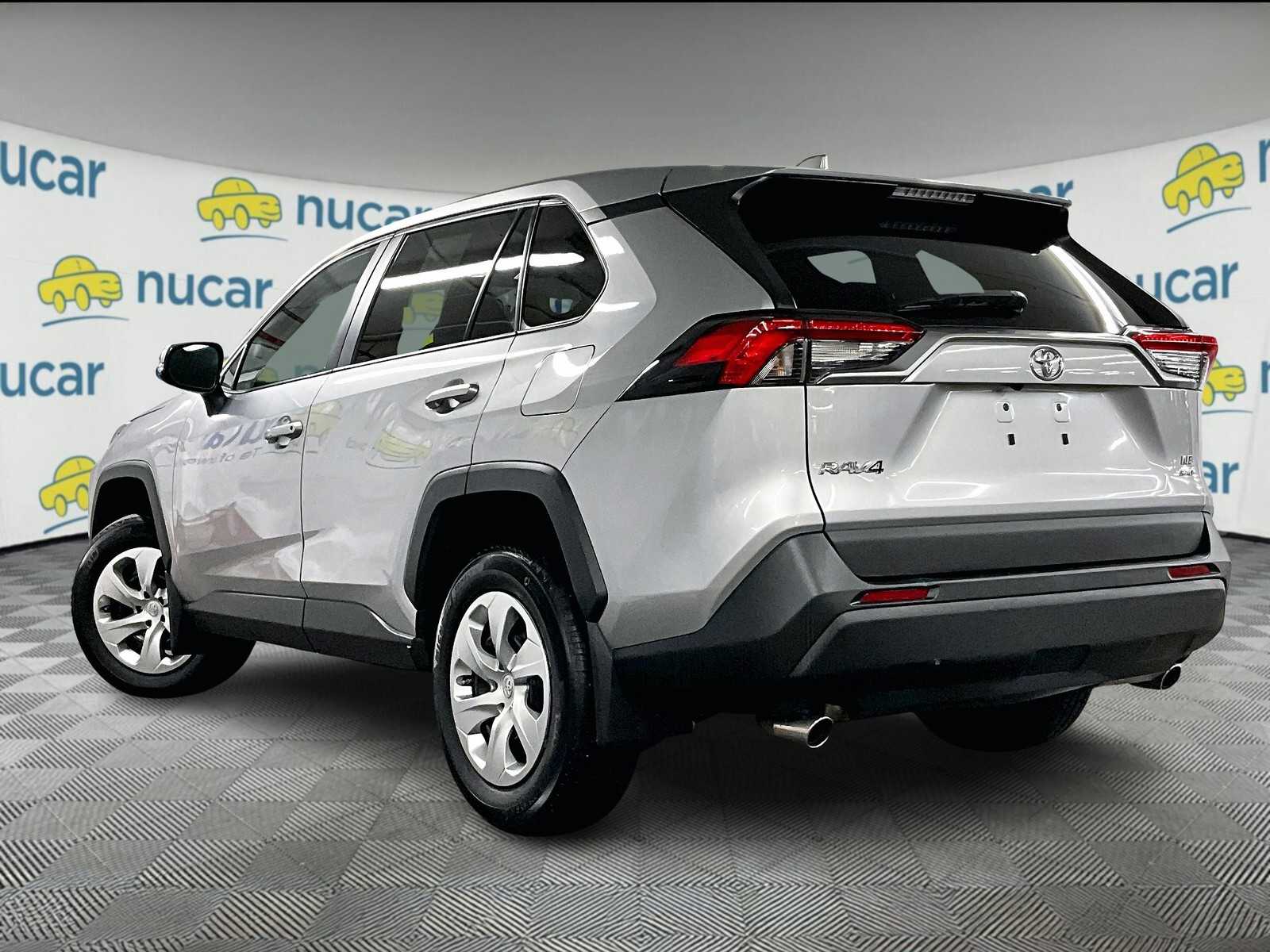 2022 Toyota RAV4 LE - Photo 4