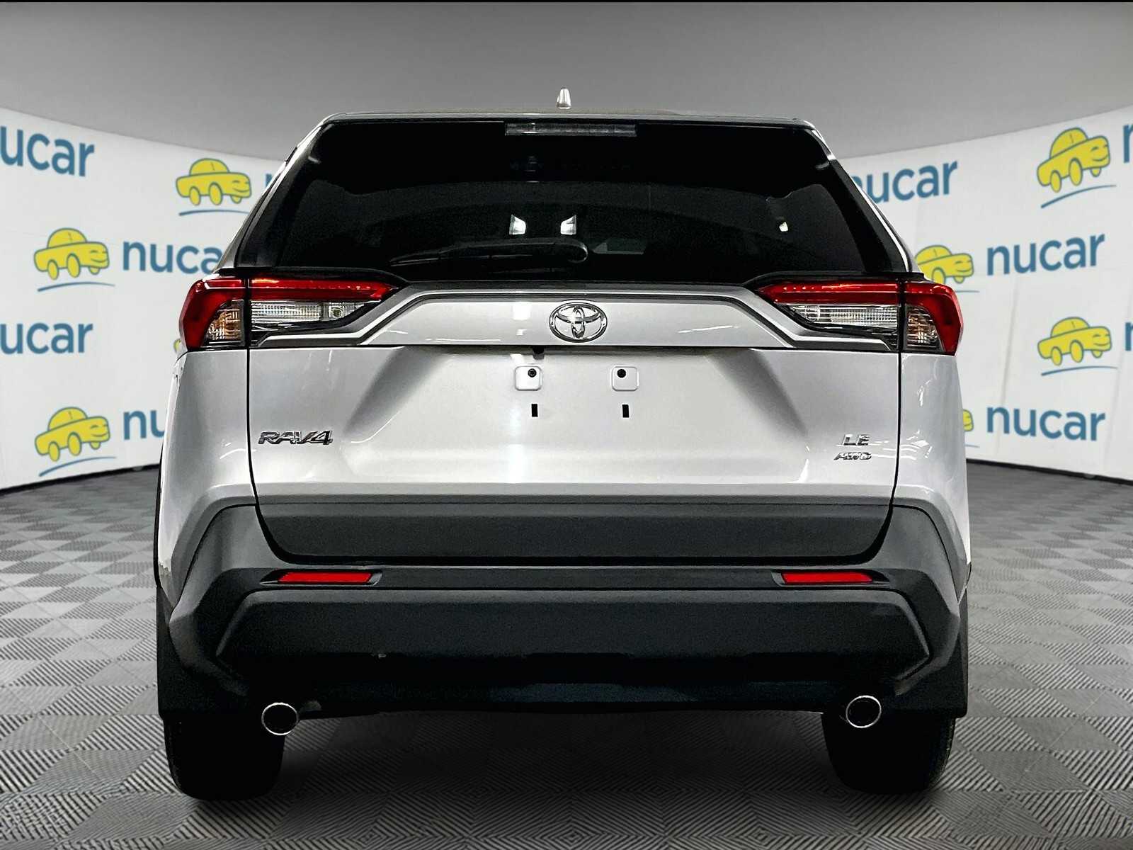 2022 Toyota RAV4 LE - Photo 5