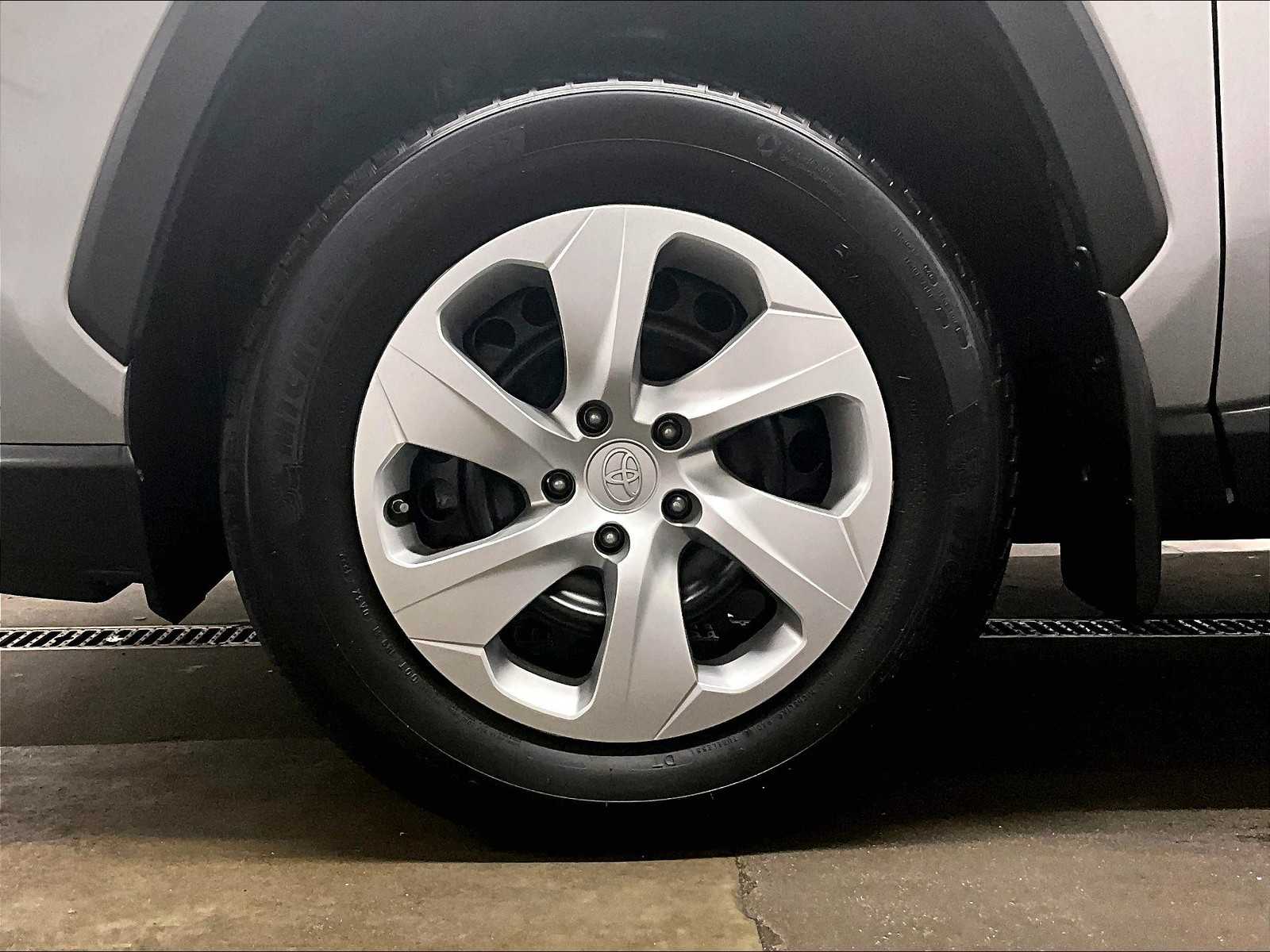 2022 Toyota RAV4 LE - Photo 7