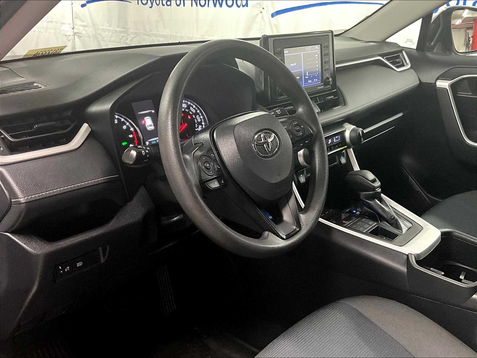 2022 Toyota RAV4 LE - Photo 8