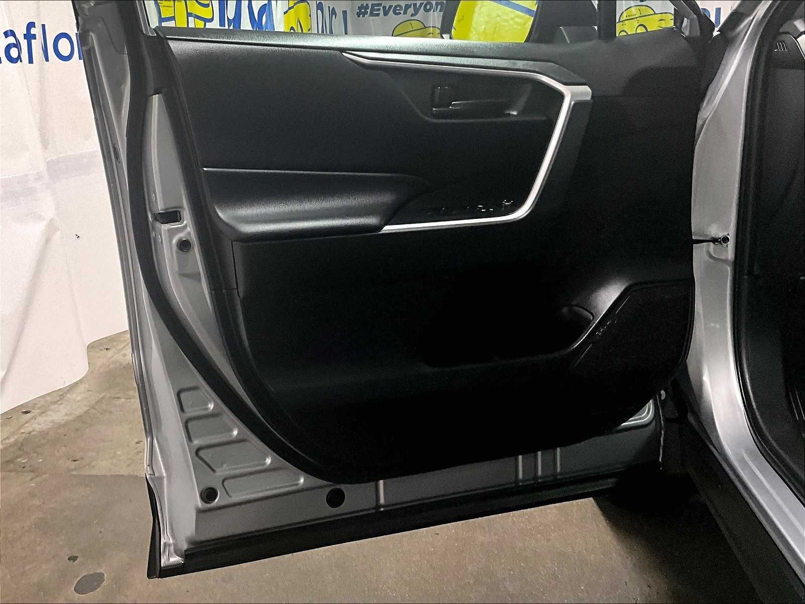 2022 Toyota RAV4 LE - Photo 9