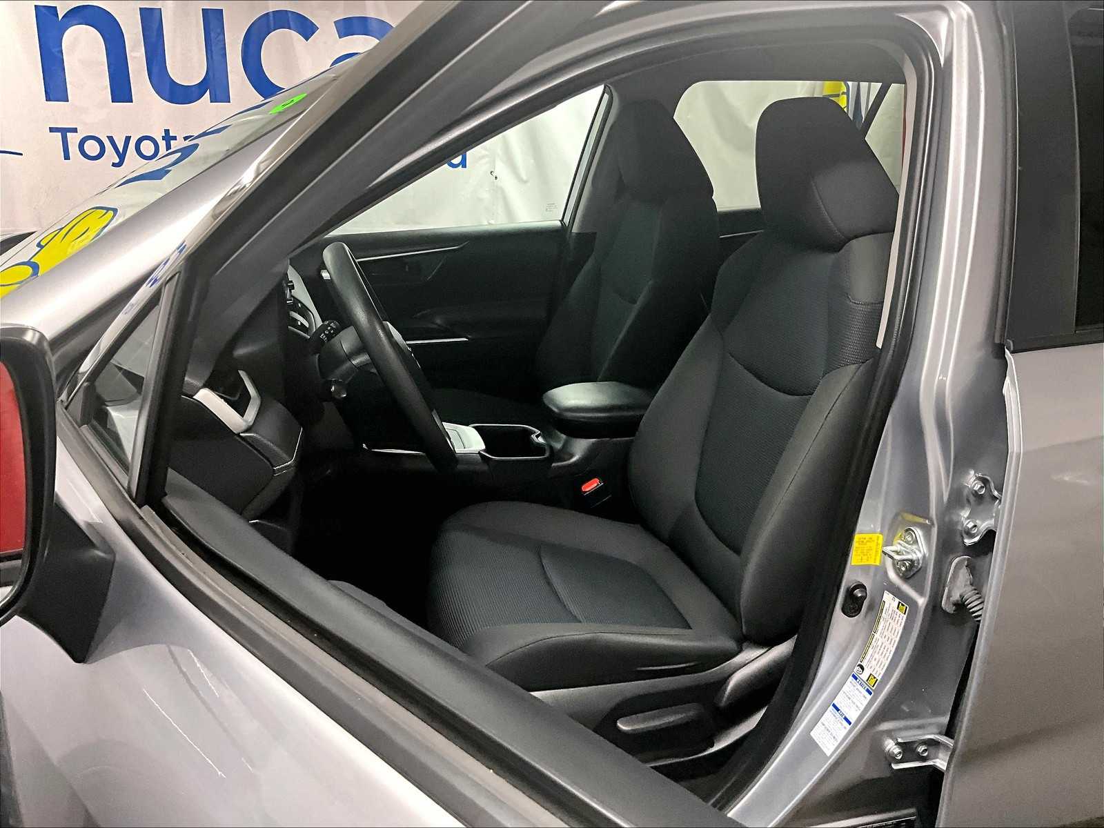 2022 Toyota RAV4 LE - Photo 10