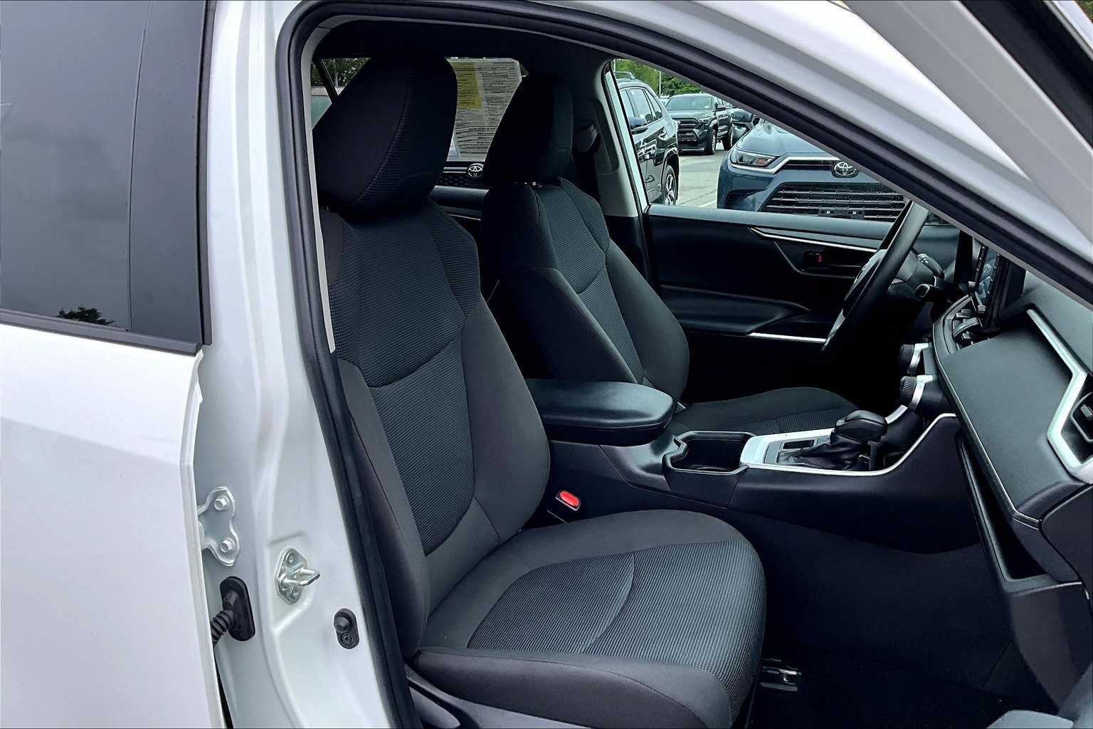 2022 Toyota RAV4 LE - Photo 11