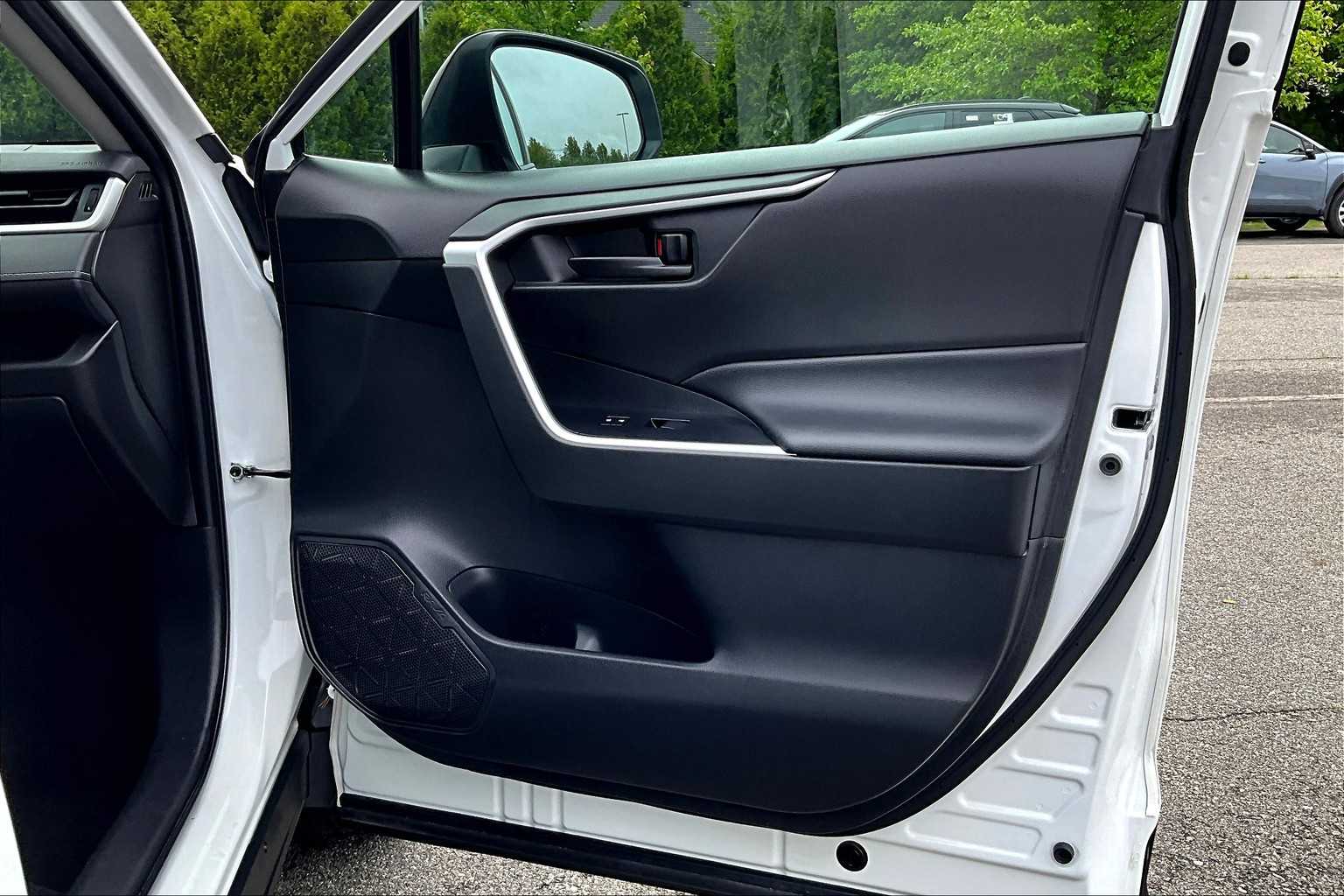 2022 Toyota RAV4 LE - Photo 12