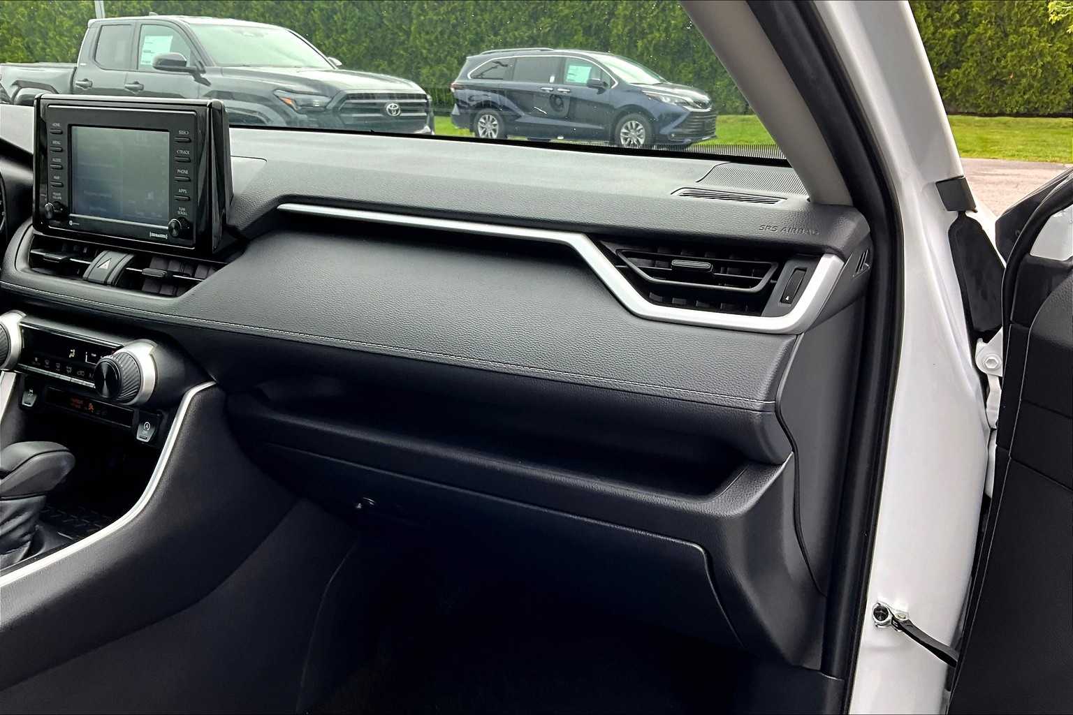 2022 Toyota RAV4 LE - Photo 13