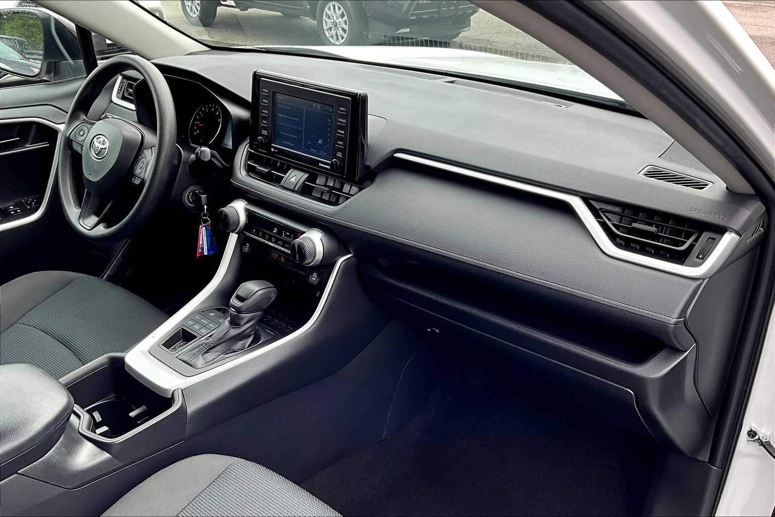 2022 Toyota RAV4 LE - Photo 14