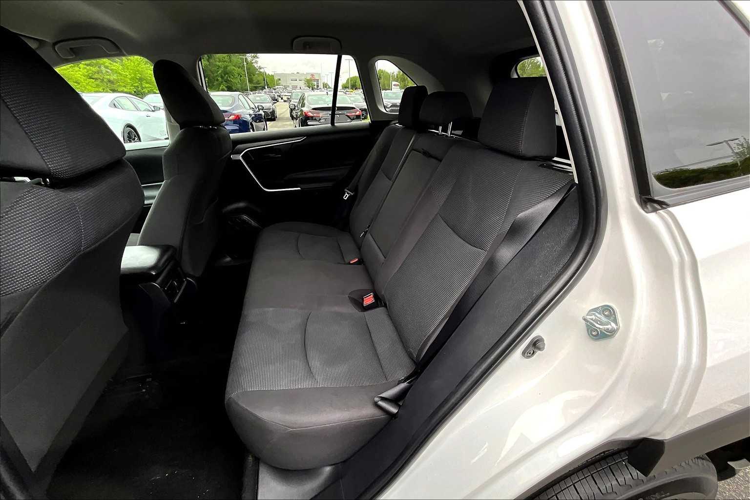 2022 Toyota RAV4 LE - Photo 15