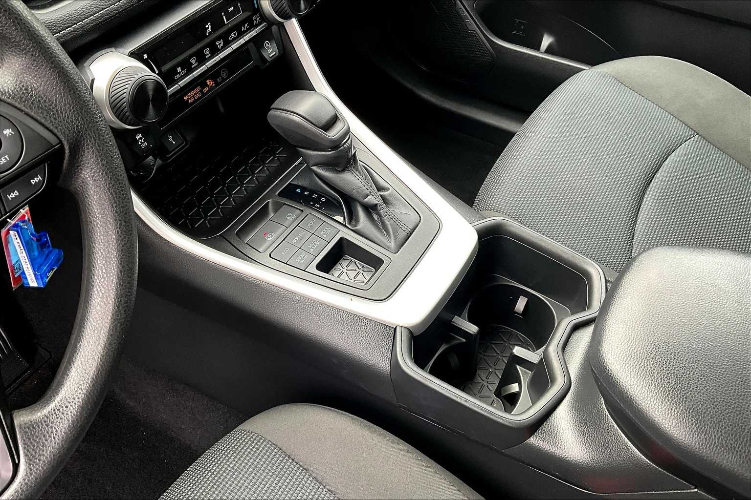 2022 Toyota RAV4 LE - Photo 20