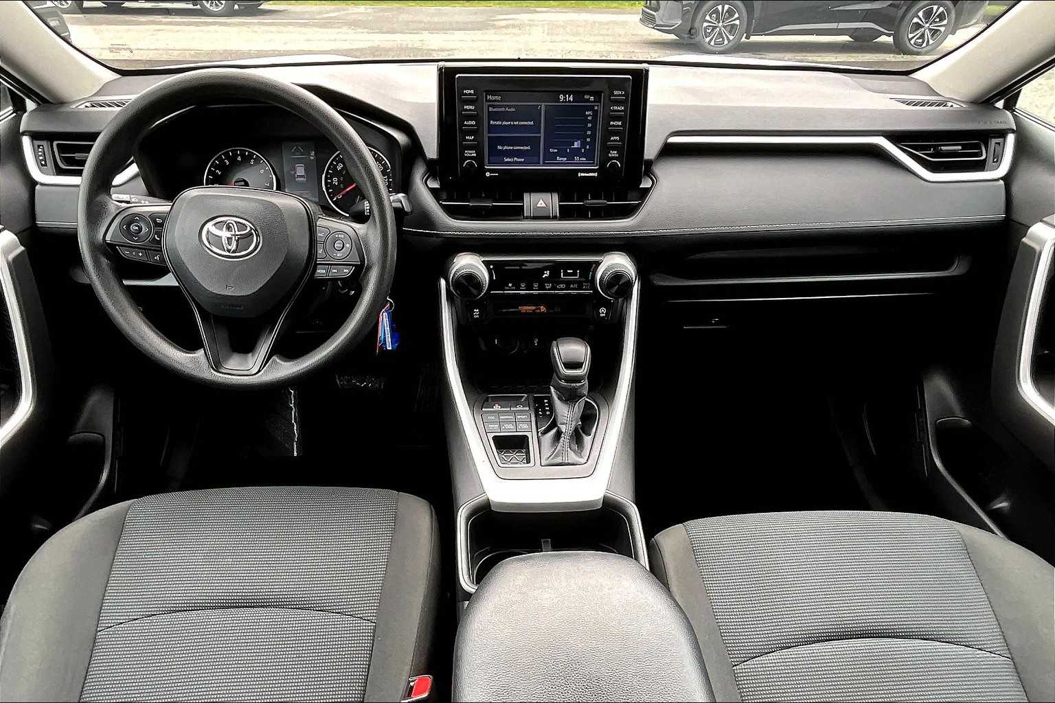 2022 Toyota RAV4 LE - Photo 21