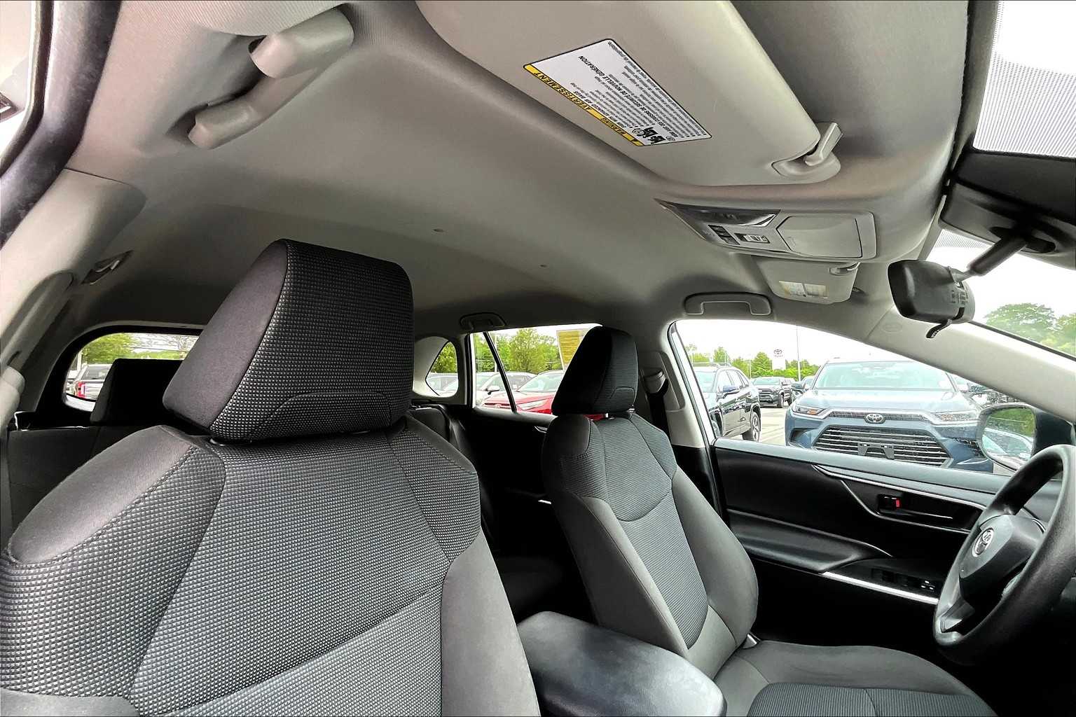 2022 Toyota RAV4 LE - Photo 22