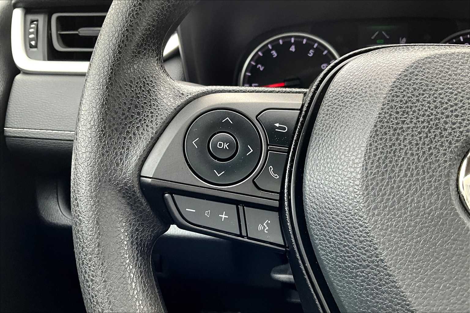 2022 Toyota RAV4 LE - Photo 23