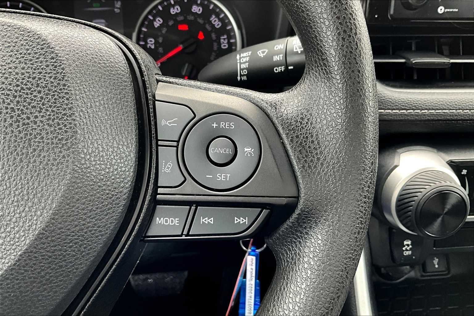 2022 Toyota RAV4 LE - Photo 24