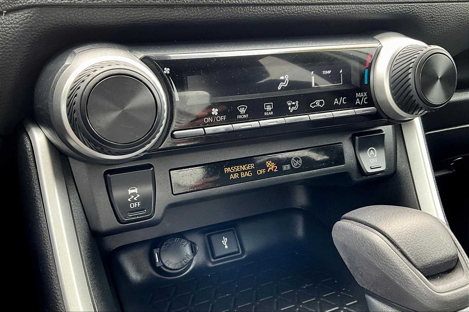 2022 Toyota RAV4 LE - Photo 26