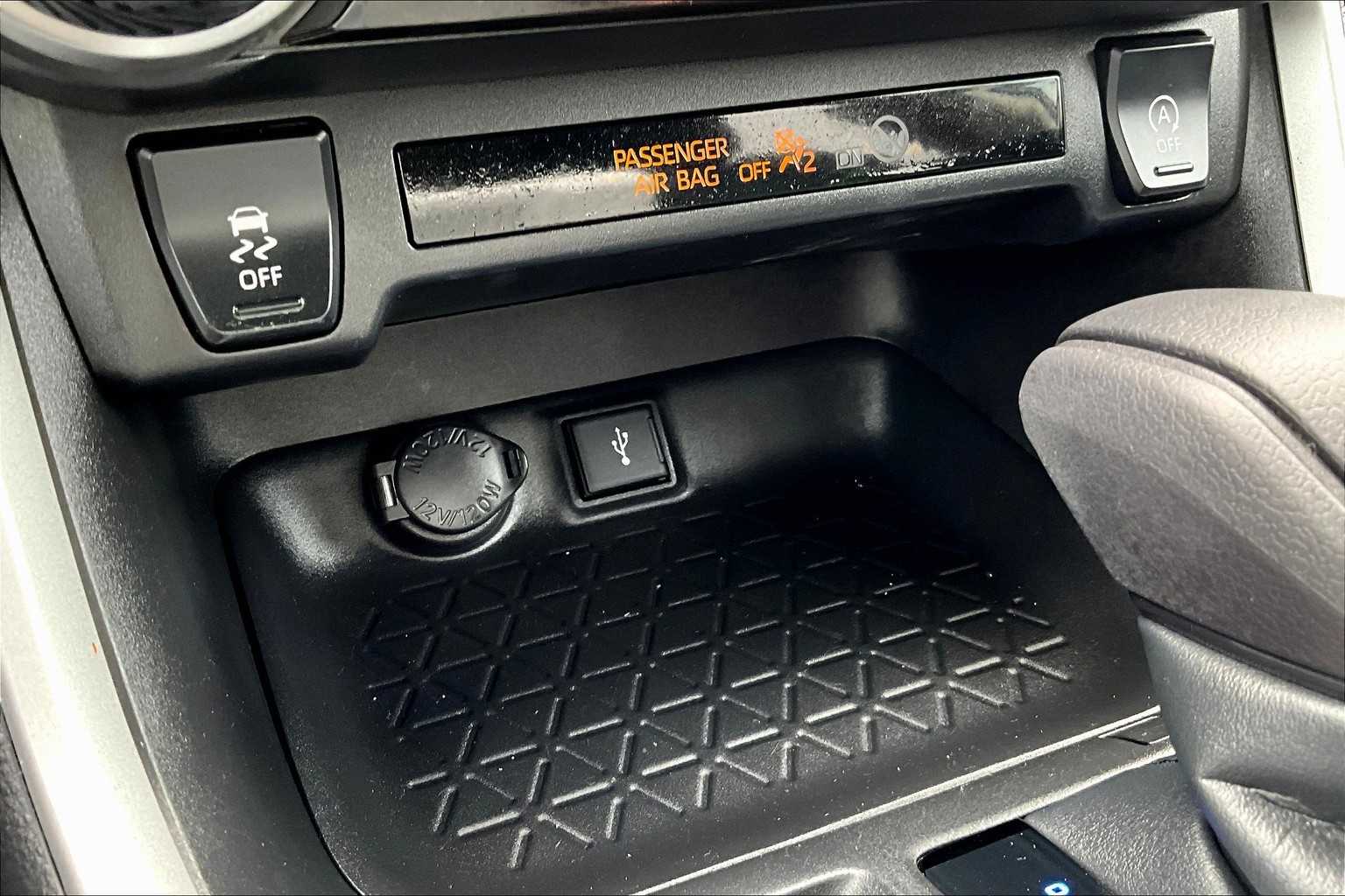 2022 Toyota RAV4 LE - Photo 27