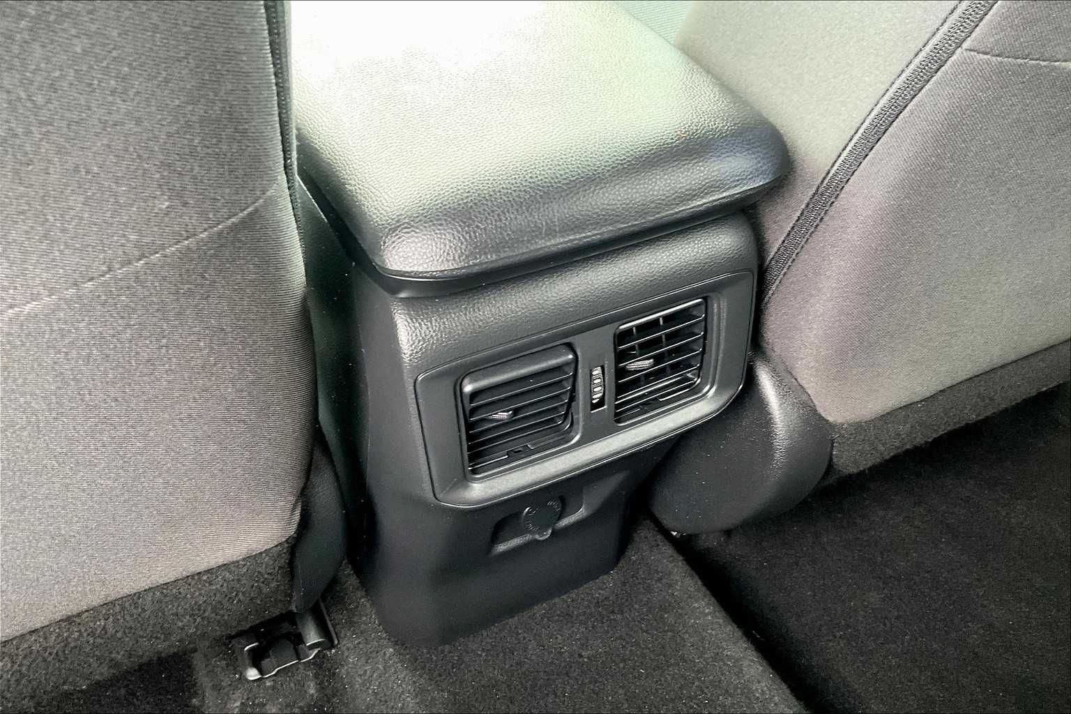 2022 Toyota RAV4 LE - Photo 28
