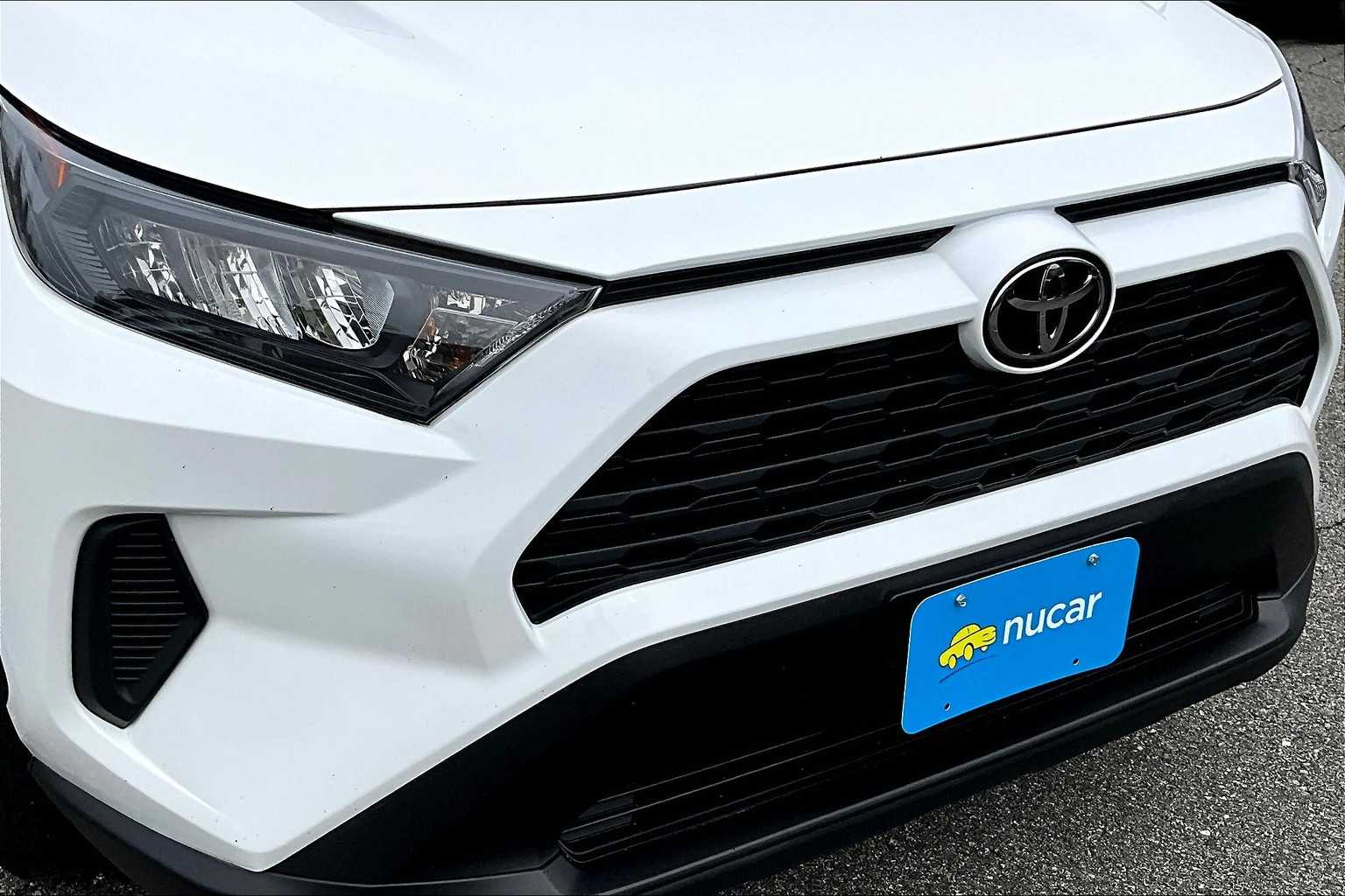 2022 Toyota RAV4 LE - Photo 32