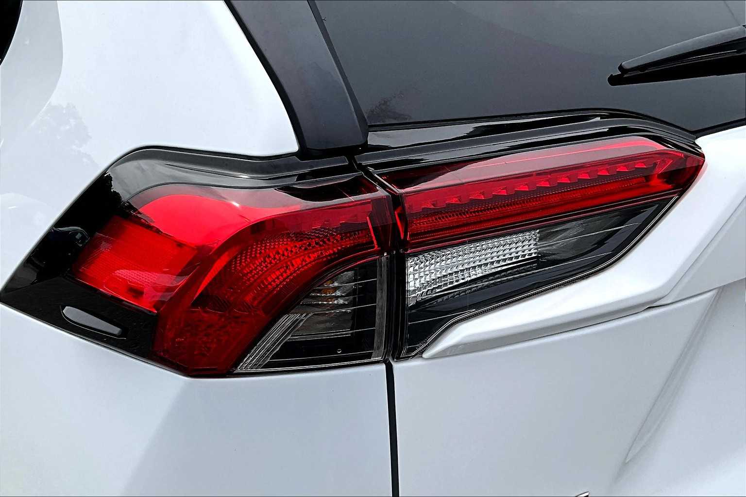 2022 Toyota RAV4 LE - Photo 34
