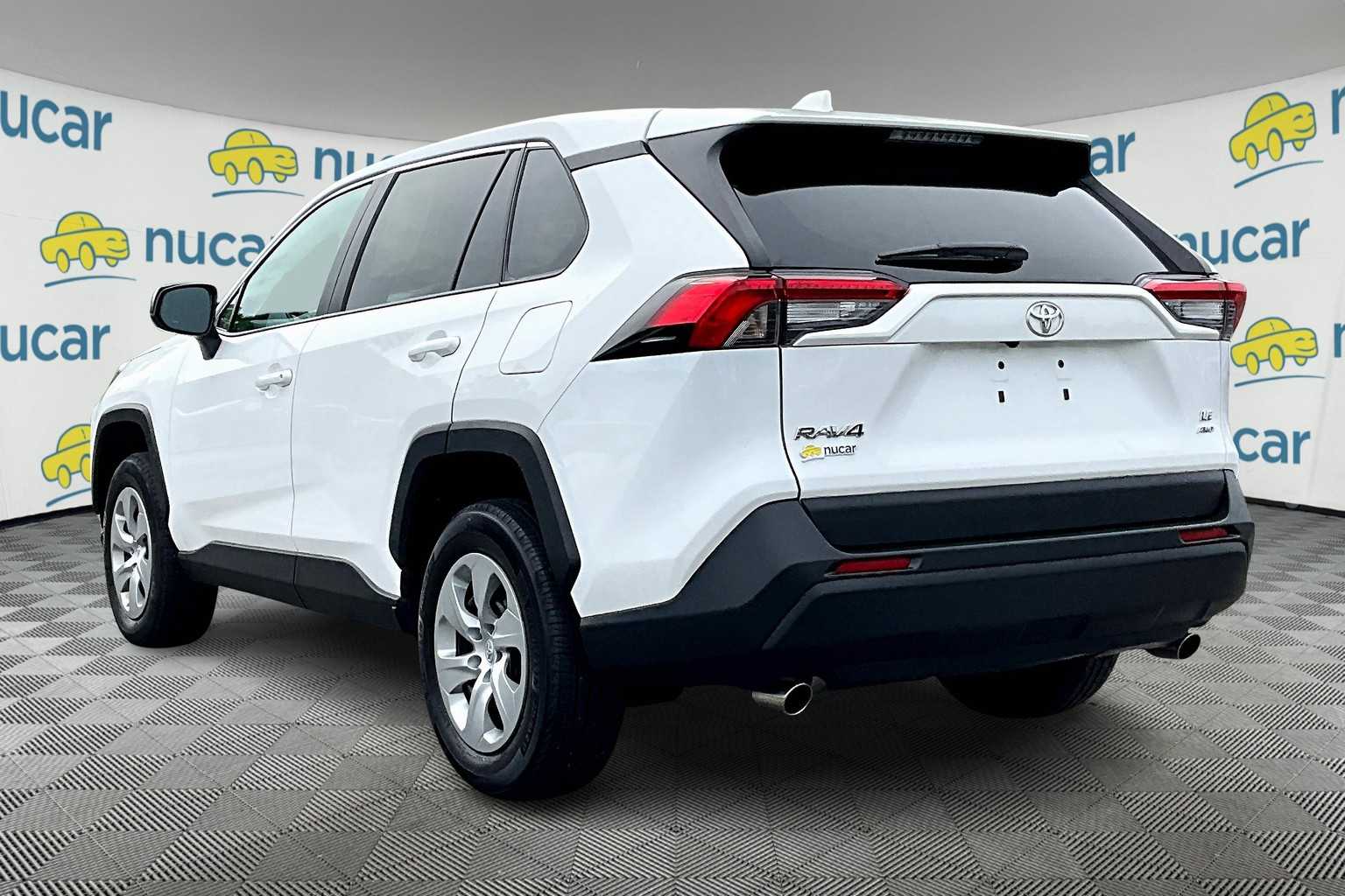 2022 Toyota RAV4 LE - Photo 4