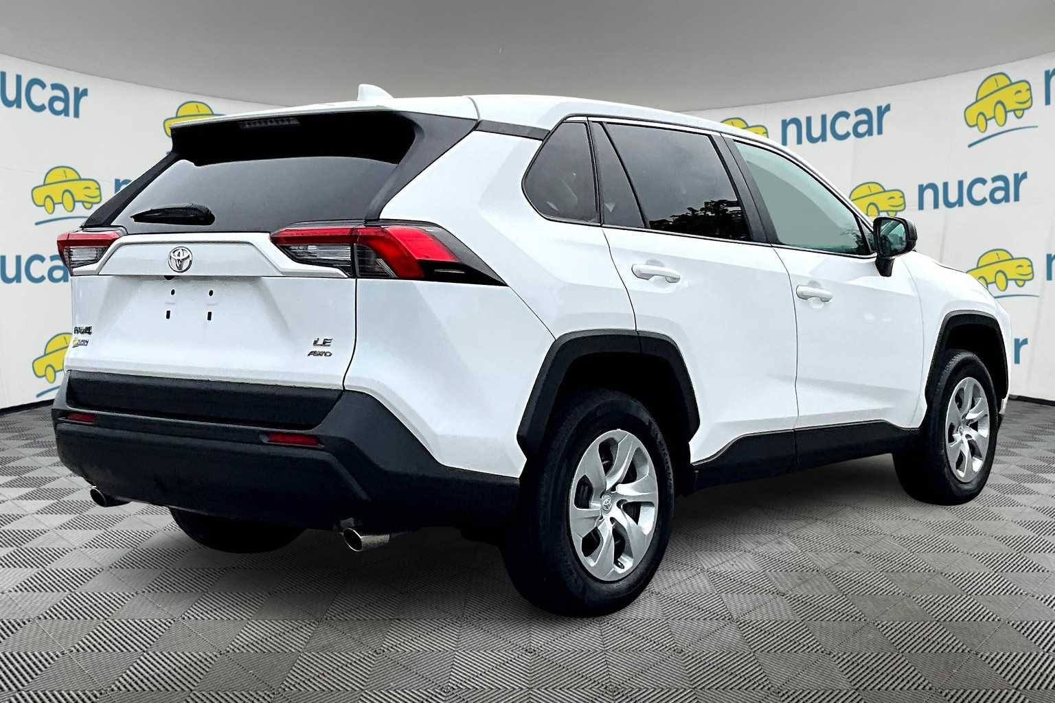 2022 Toyota RAV4 LE - Photo 6