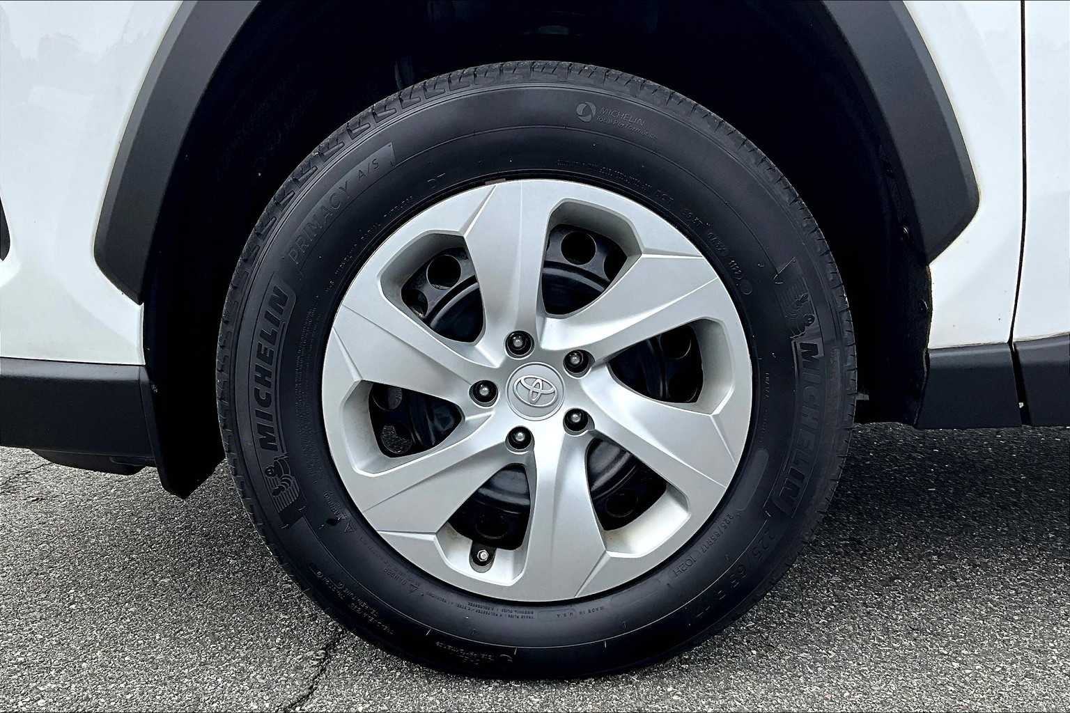 2022 Toyota RAV4 LE - Photo 7