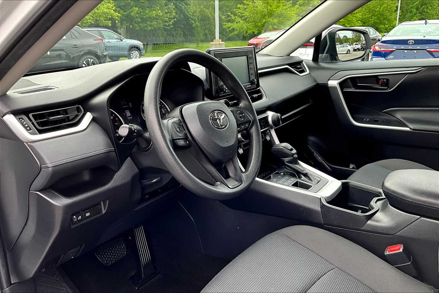 2022 Toyota RAV4 LE - Photo 8