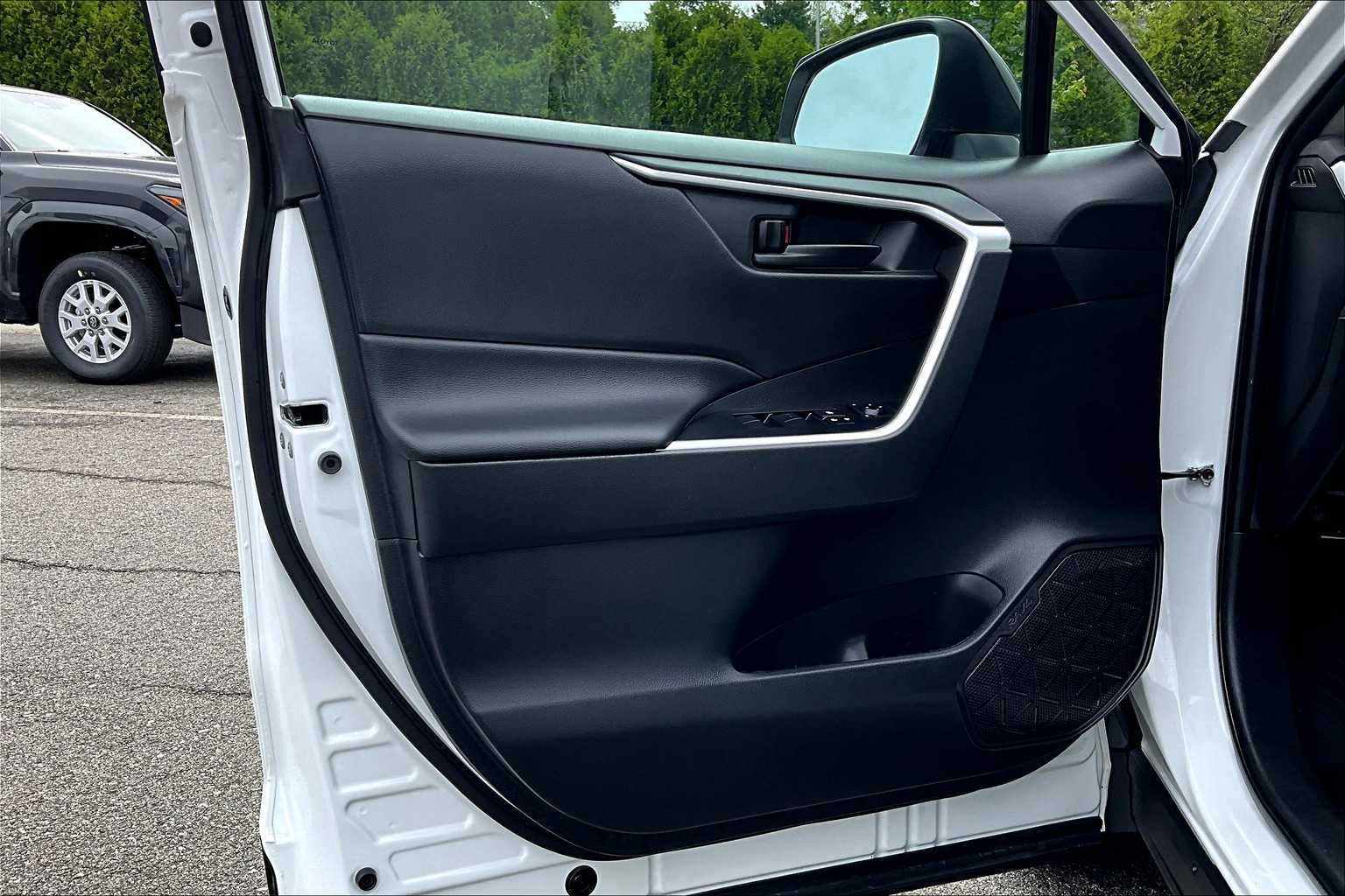 2022 Toyota RAV4 LE - Photo 9
